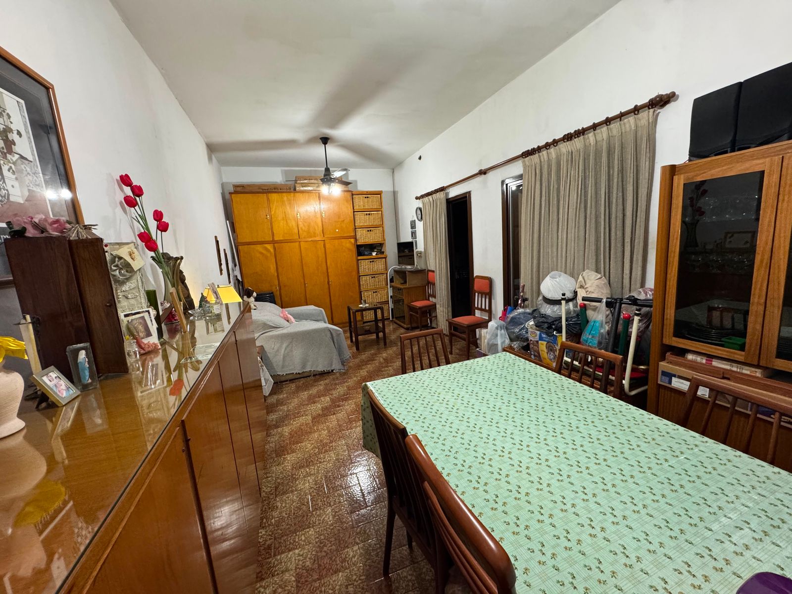 CASA EN VENTA - VIVIENDA MULTIFAMILIAR (3 FAMILIAS) CON PATIO Y TERRAZA - 25