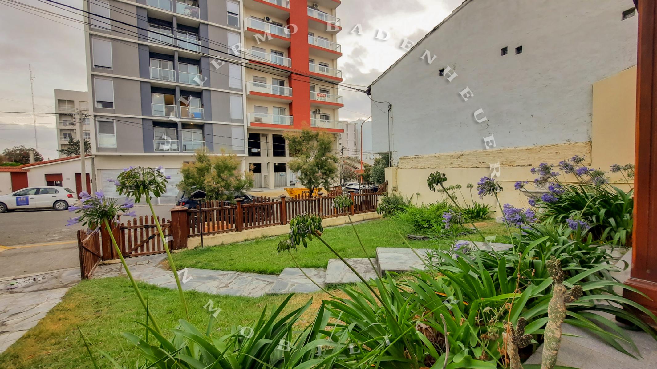 CASA CENTRICA, MUY AMPLIA Y CON HERMOSA PILETA A TAN SOLO UNA CUADRA DELMAR Y CON UN QUINCHO ESPECTACULAR — foto 2