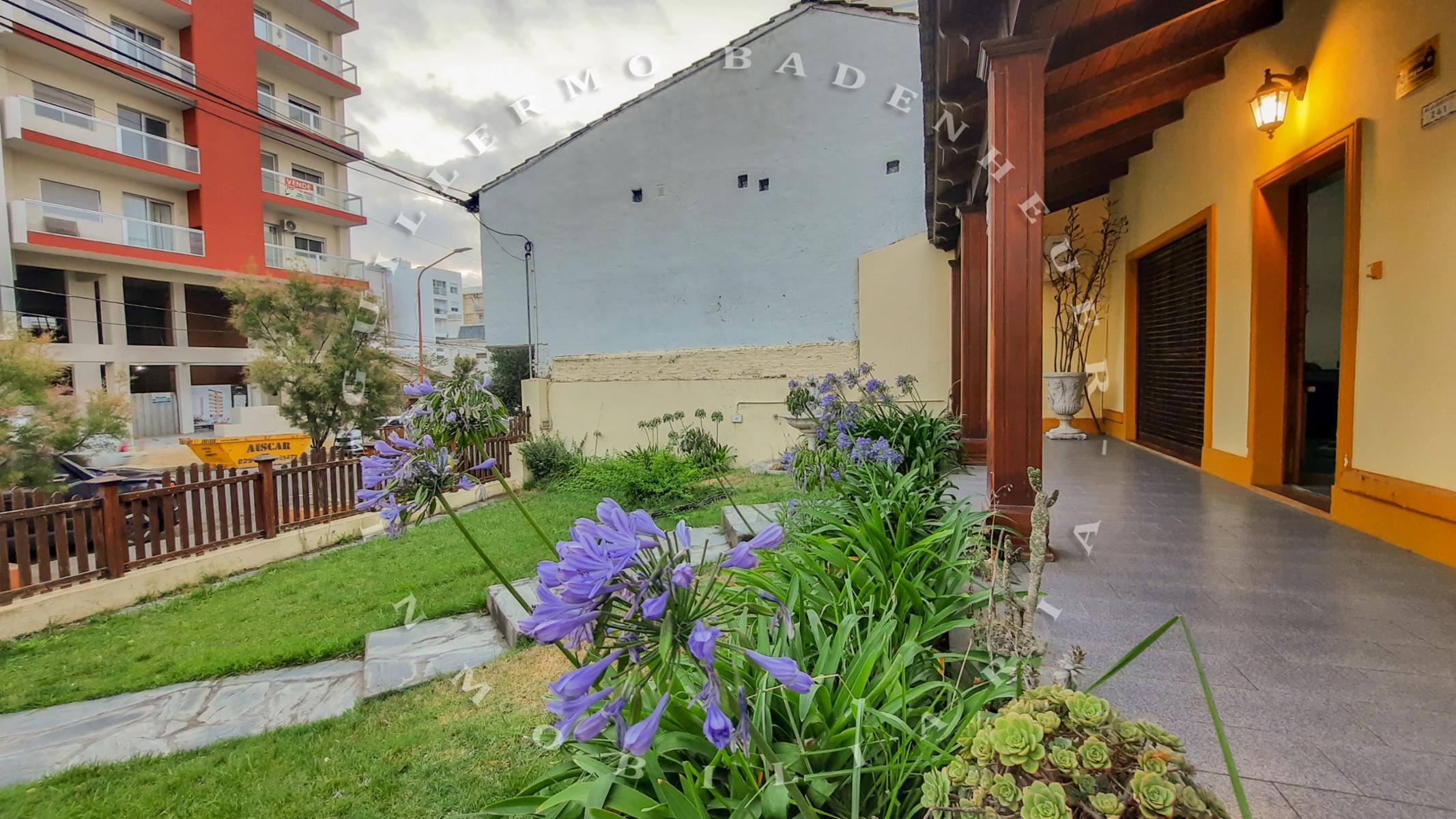 CASA CENTRICA, MUY AMPLIA Y CON HERMOSA PILETA A TAN SOLO UNA CUADRA DELMAR Y CON UN QUINCHO ESPECTACULAR — foto 3
