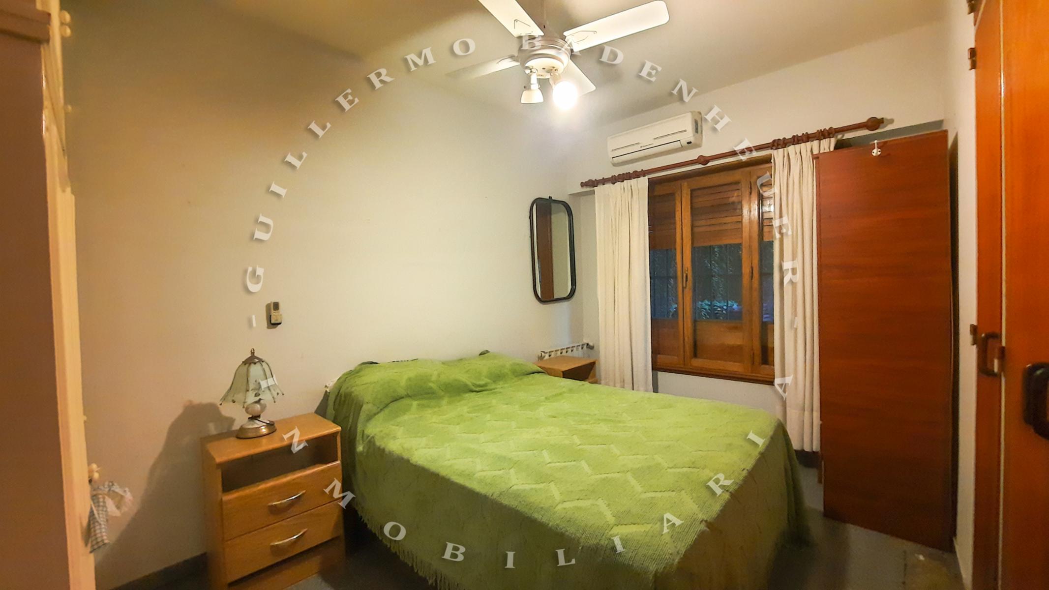 CASA CENTRICA, MUY AMPLIA Y CON HERMOSA PILETA A TAN SOLO UNA CUADRA DELMAR Y CON UN QUINCHO ESPECTACULAR — foto 4