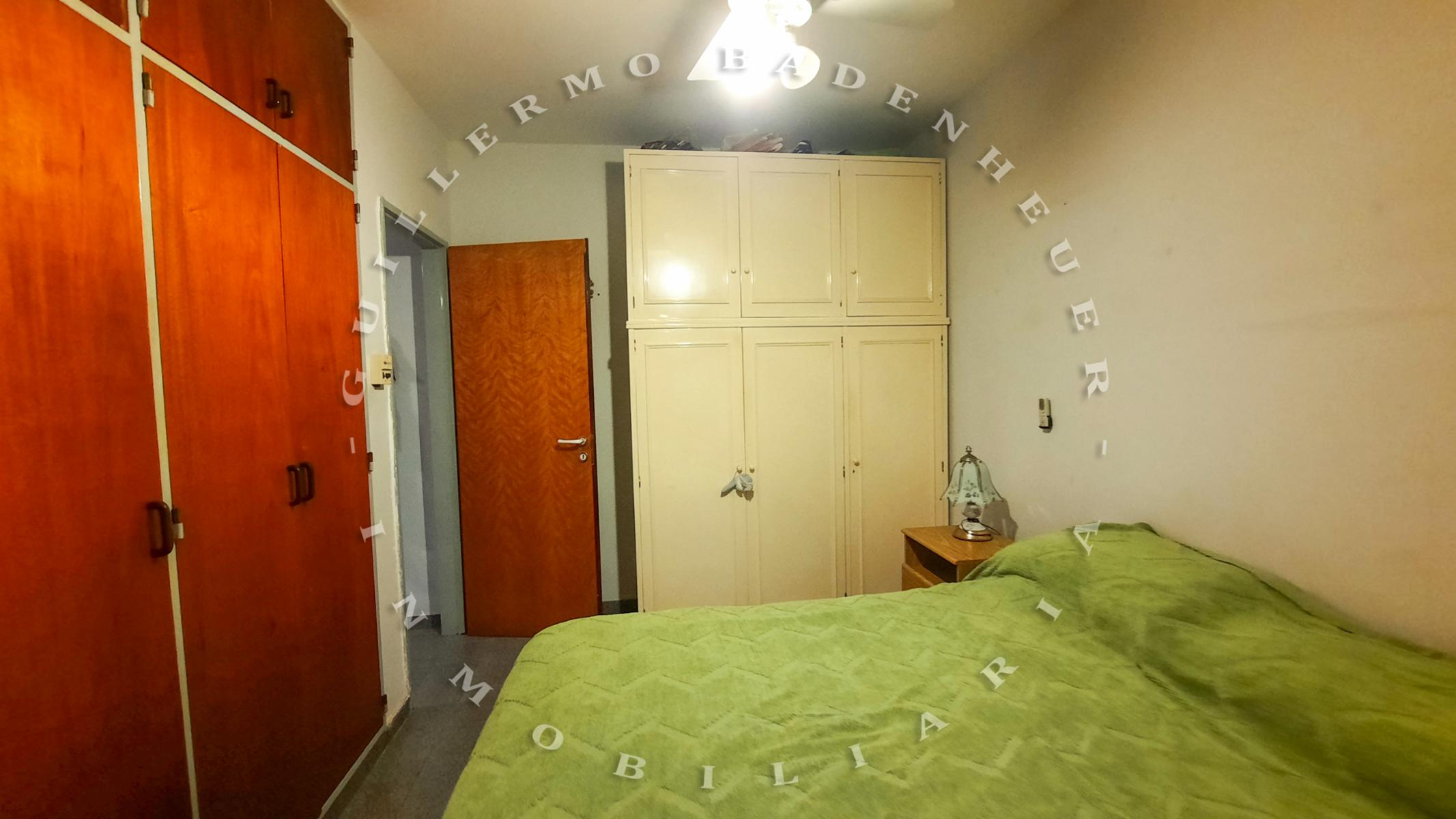 CASA CENTRICA, MUY AMPLIA Y CON HERMOSA PILETA A TAN SOLO UNA CUADRA DELMAR Y CON UN QUINCHO ESPECTACULAR — foto 5