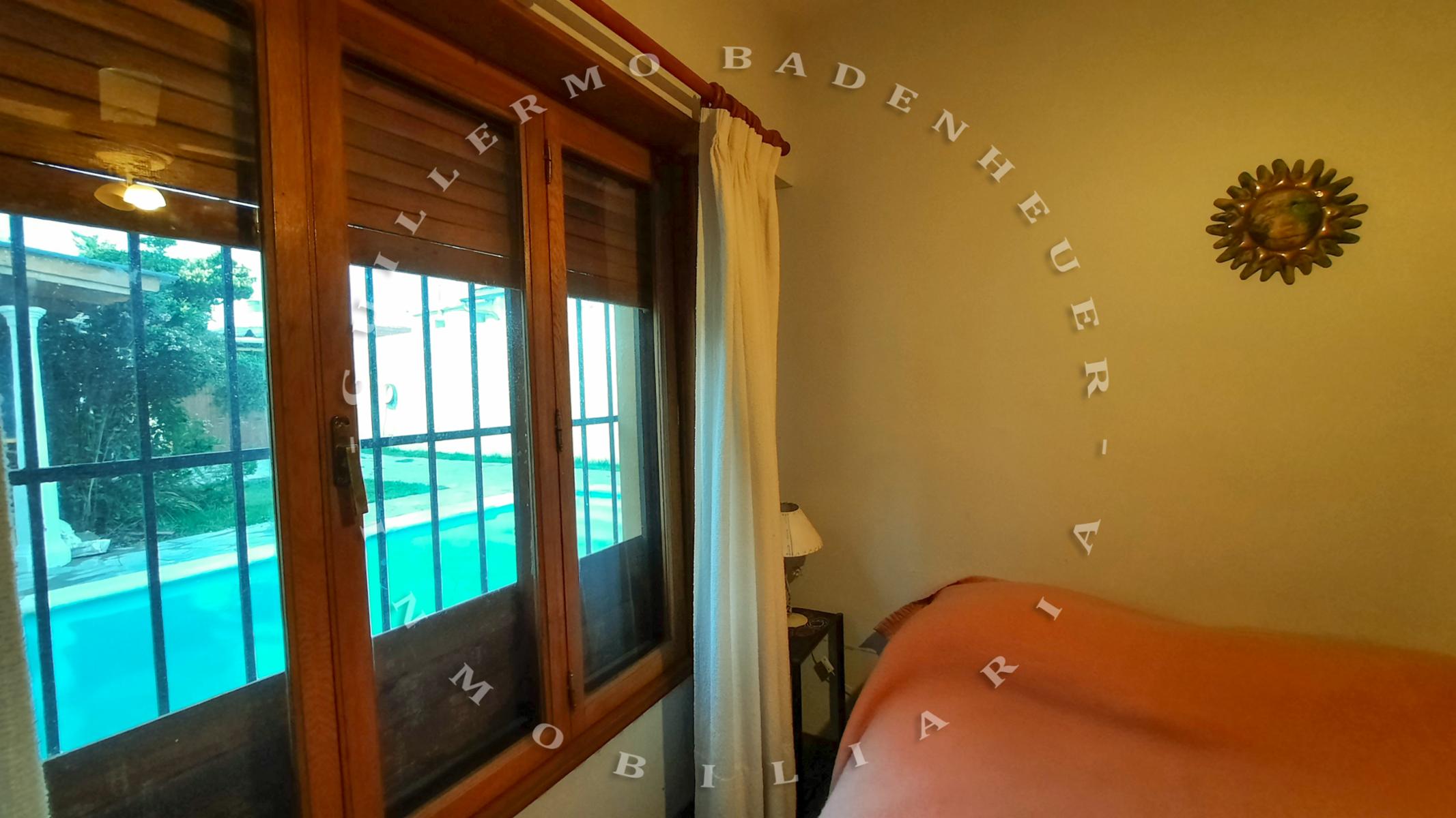 CASA CENTRICA, MUY AMPLIA Y CON HERMOSA PILETA A TAN SOLO UNA CUADRA DELMAR Y CON UN QUINCHO ESPECTACULAR — foto 7