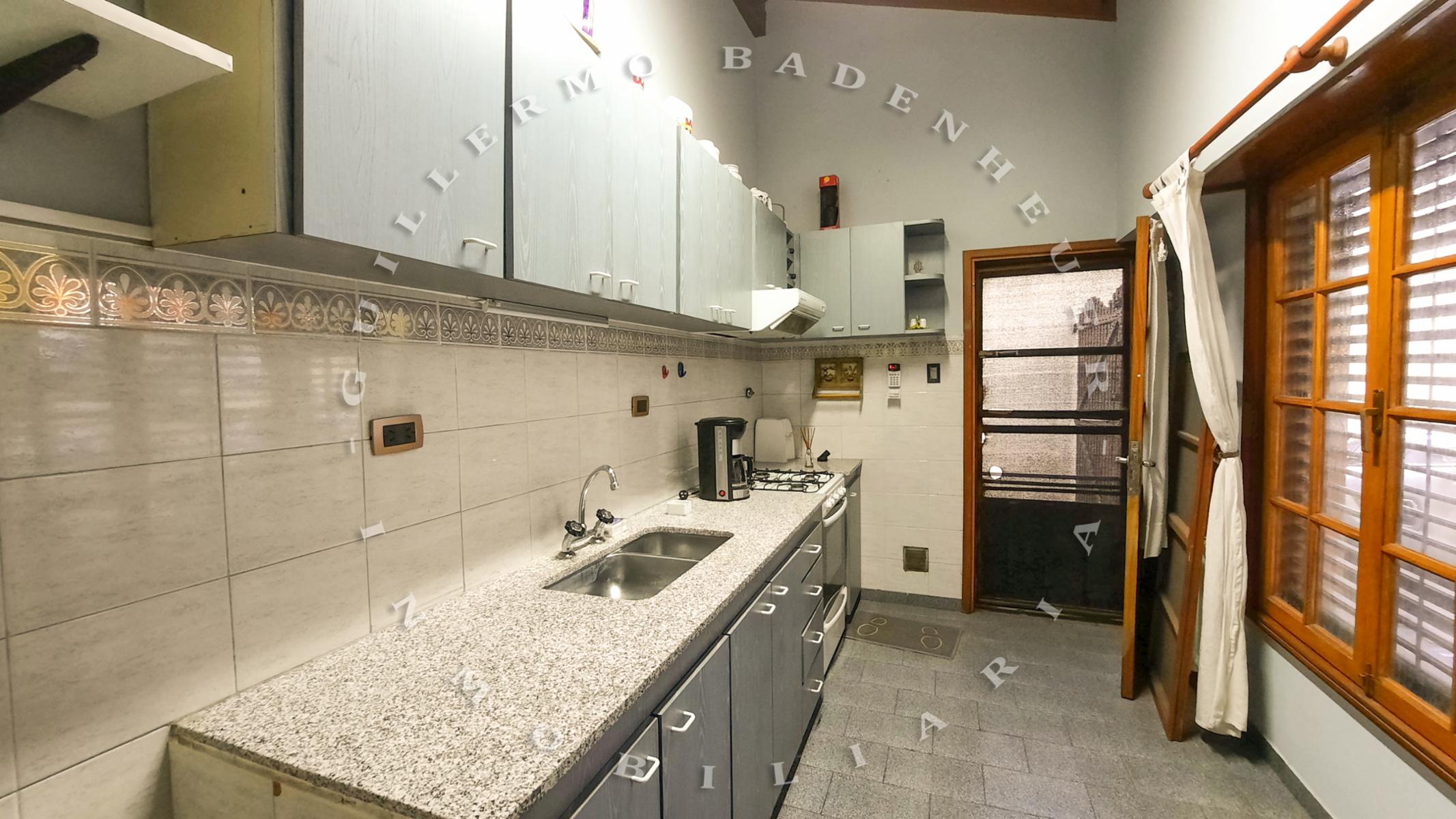 CASA CENTRICA, MUY AMPLIA Y CON HERMOSA PILETA A TAN SOLO UNA CUADRA DELMAR Y CON UN QUINCHO ESPECTACULAR — foto 9
