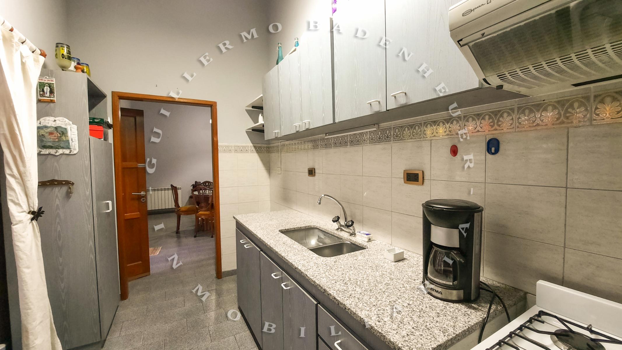 CASA CENTRICA, MUY AMPLIA Y CON HERMOSA PILETA A TAN SOLO UNA CUADRA DELMAR Y CON UN QUINCHO ESPECTACULAR — foto 10