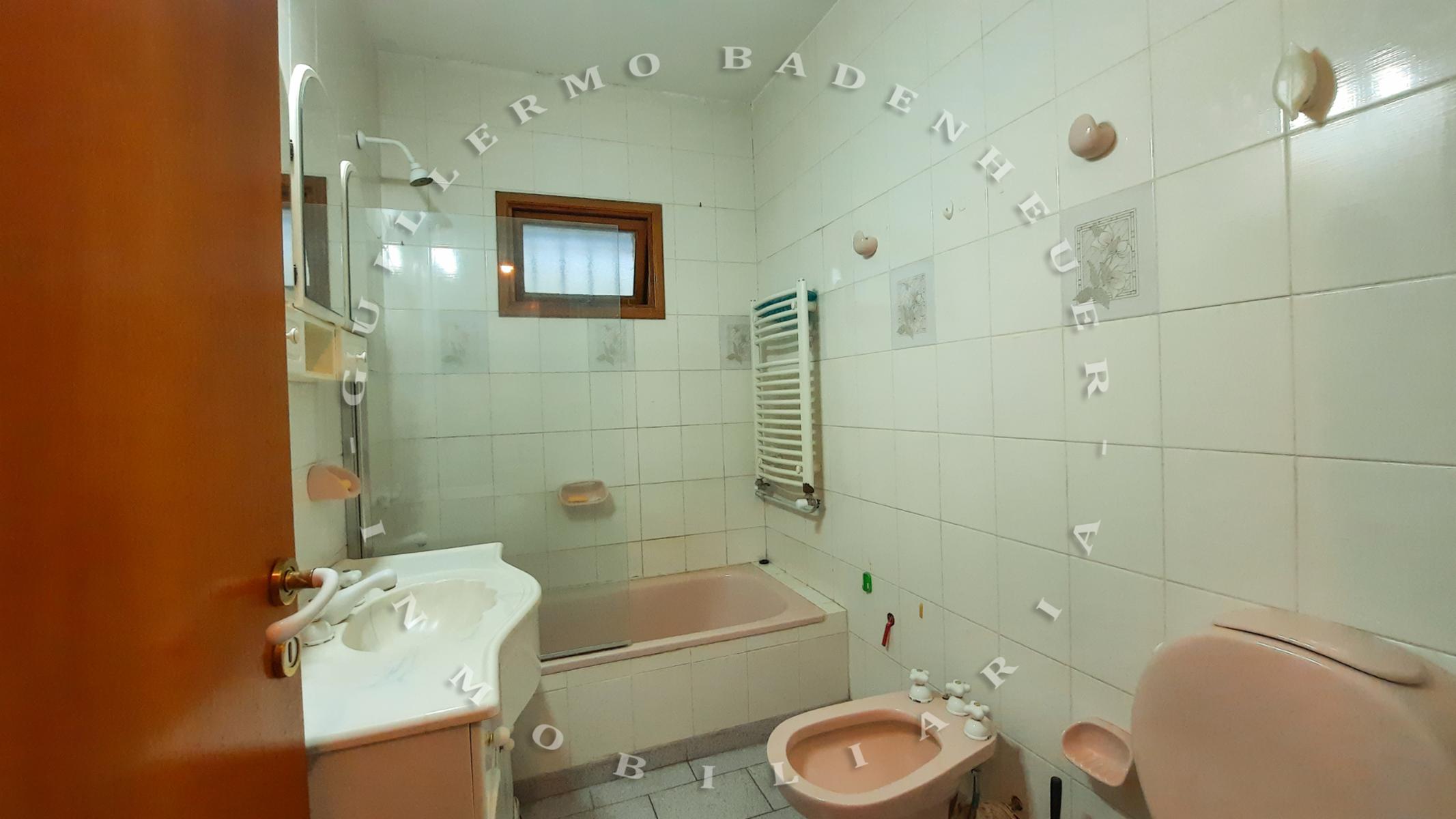 CASA CENTRICA, MUY AMPLIA Y CON HERMOSA PILETA A TAN SOLO UNA CUADRA DELMAR Y CON UN QUINCHO ESPECTACULAR — foto 11