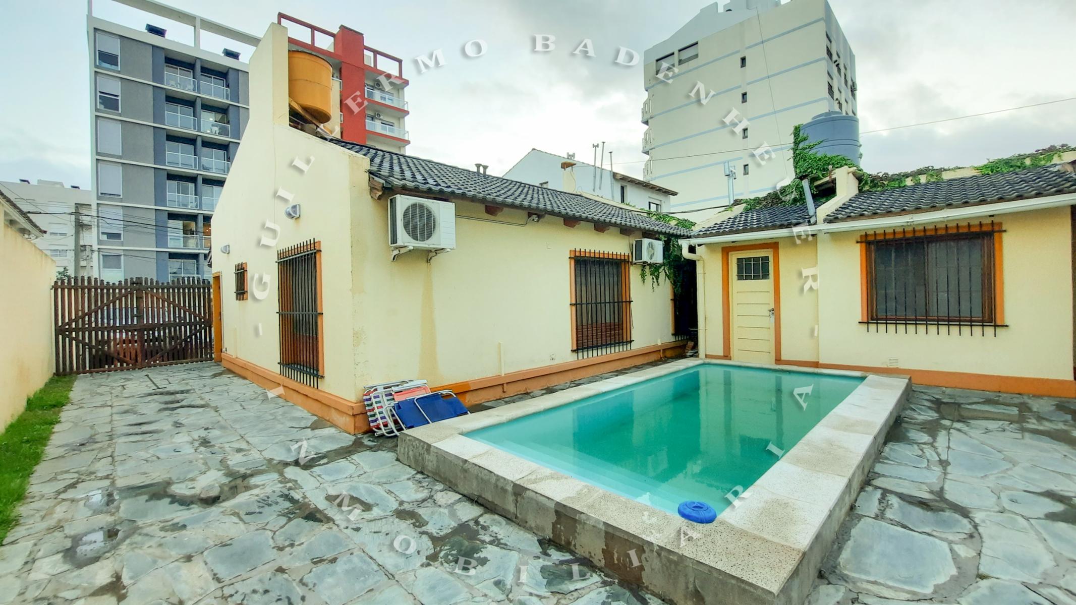 CASA CENTRICA, MUY AMPLIA Y CON HERMOSA PILETA A TAN SOLO UNA CUADRA DELMAR Y CON UN QUINCHO ESPECTACULAR — foto 12
