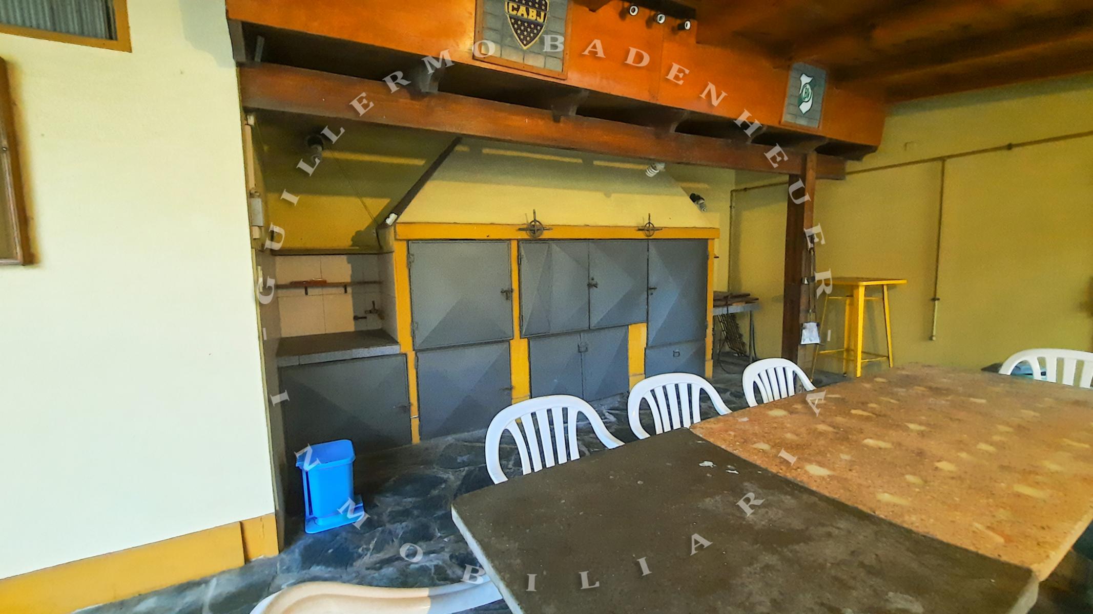 CASA CENTRICA, MUY AMPLIA Y CON HERMOSA PILETA A TAN SOLO UNA CUADRA DELMAR Y CON UN QUINCHO ESPECTACULAR — foto 13