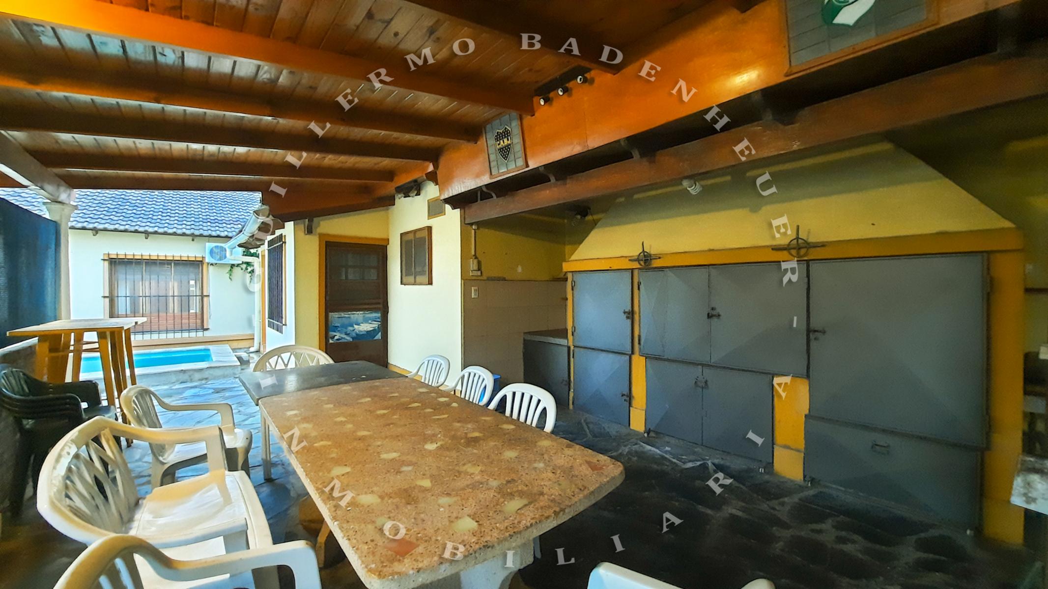CASA CENTRICA, MUY AMPLIA Y CON HERMOSA PILETA A TAN SOLO UNA CUADRA DELMAR Y CON UN QUINCHO ESPECTACULAR — foto 14