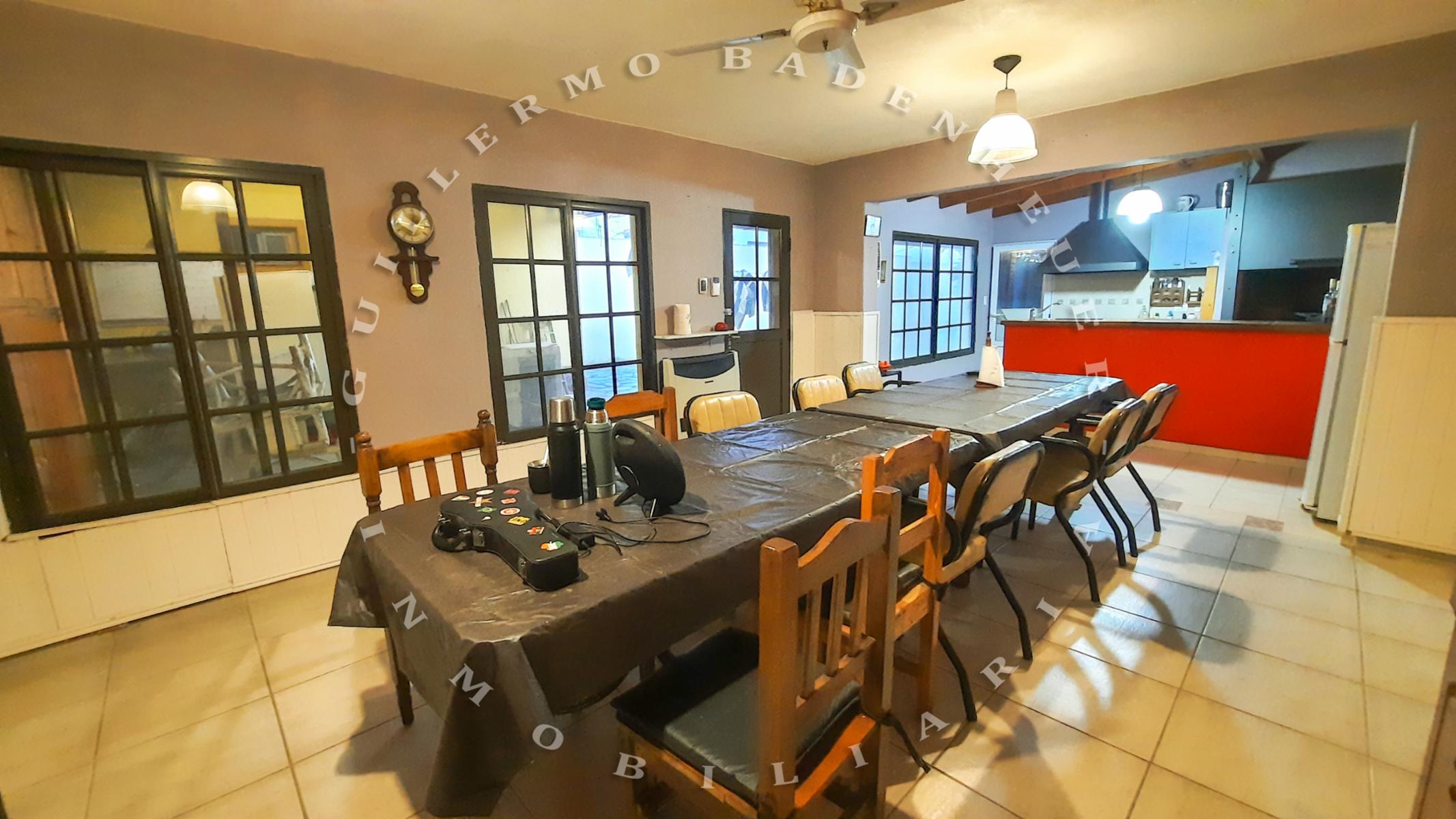 CASA CENTRICA, MUY AMPLIA Y CON HERMOSA PILETA A TAN SOLO UNA CUADRA DELMAR Y CON UN QUINCHO ESPECTACULAR — foto 15