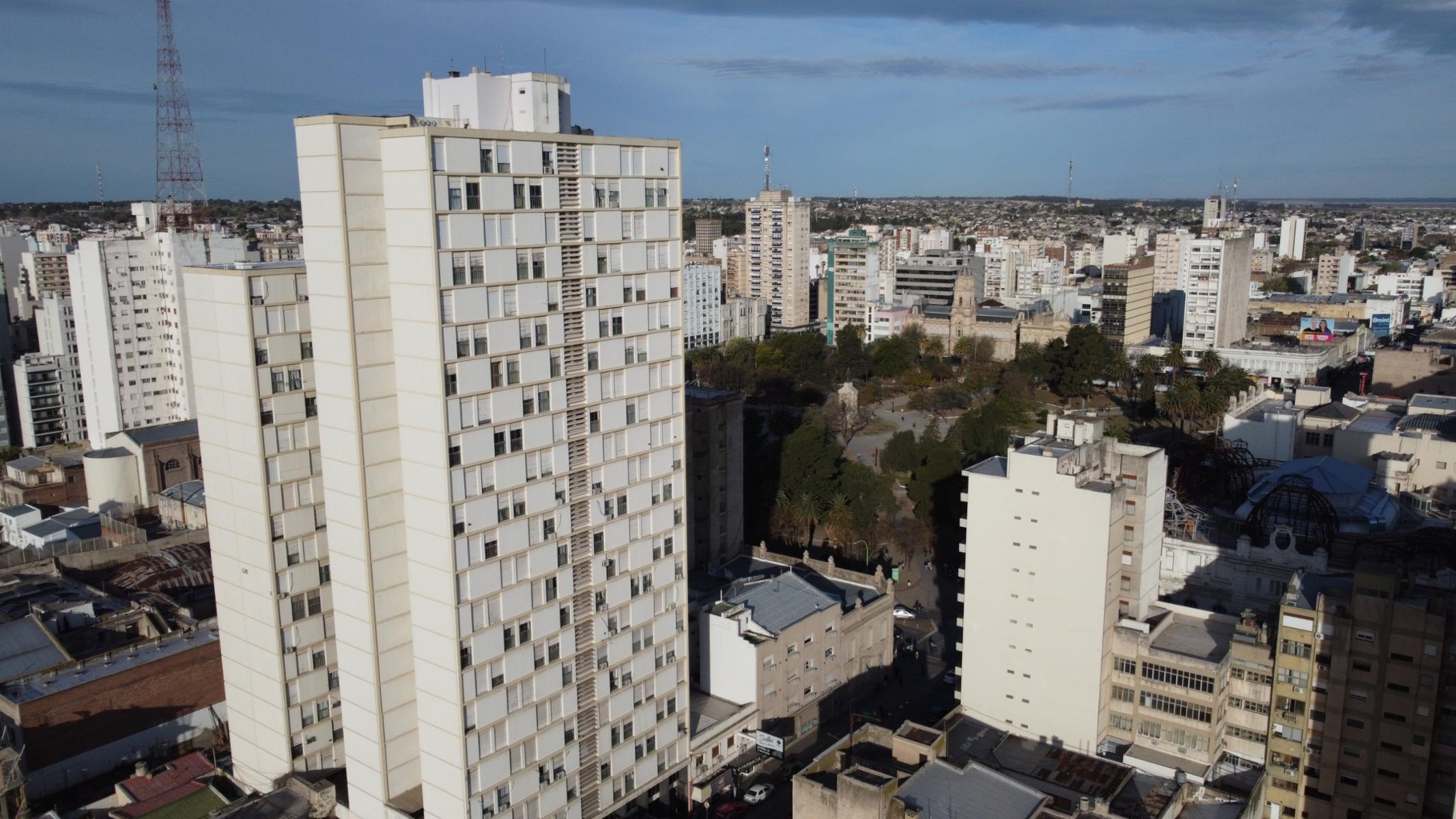 A PASOS DE LA PLAZA RIVADAVIA, DEPARTAMENTO DE 2 DORMITORIOS