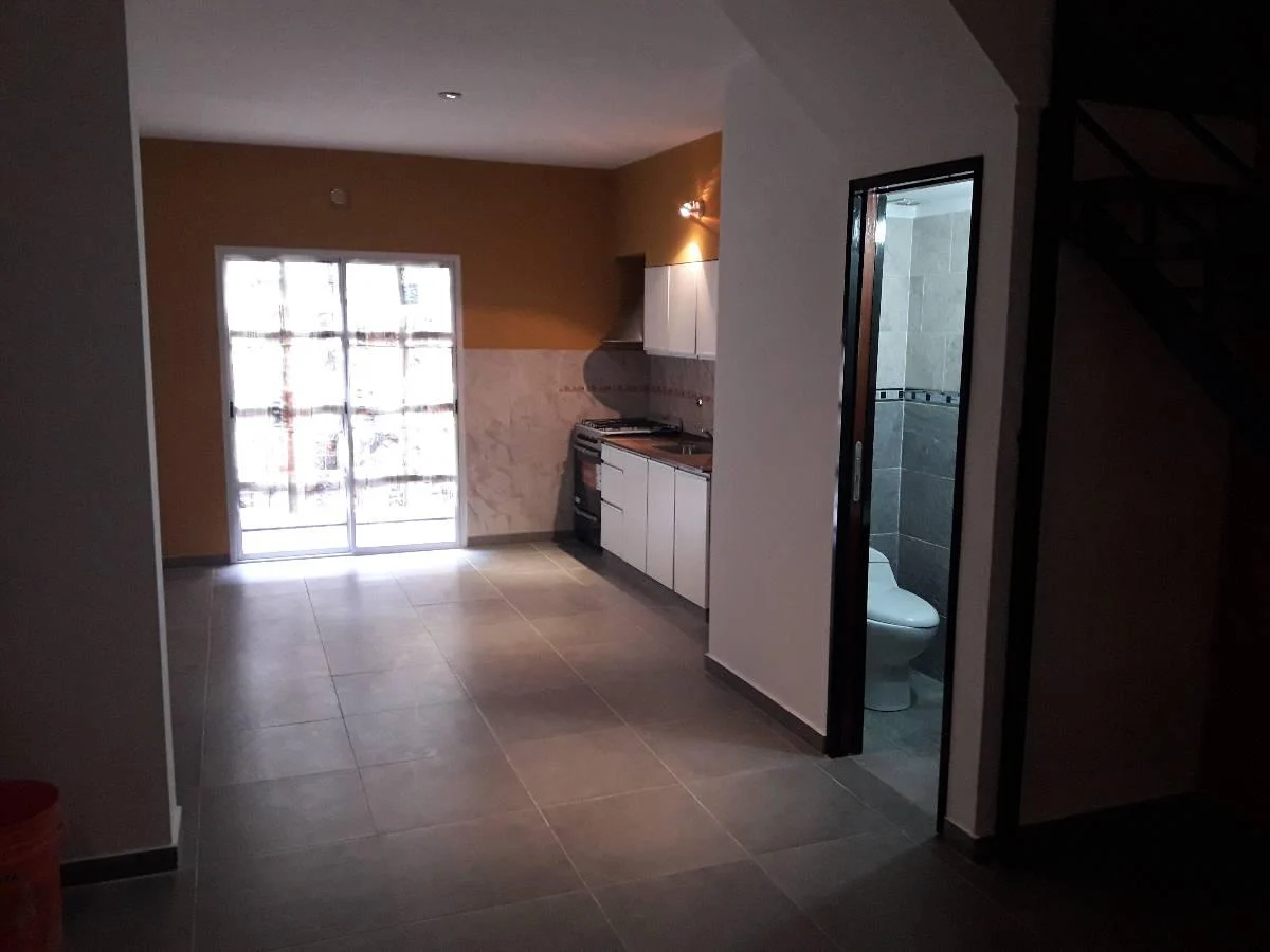 Duplex Al Frente 3 Ambientes 2 Plantas con Patio y Parrilla, Gba Oeste - Zonaprop - 2