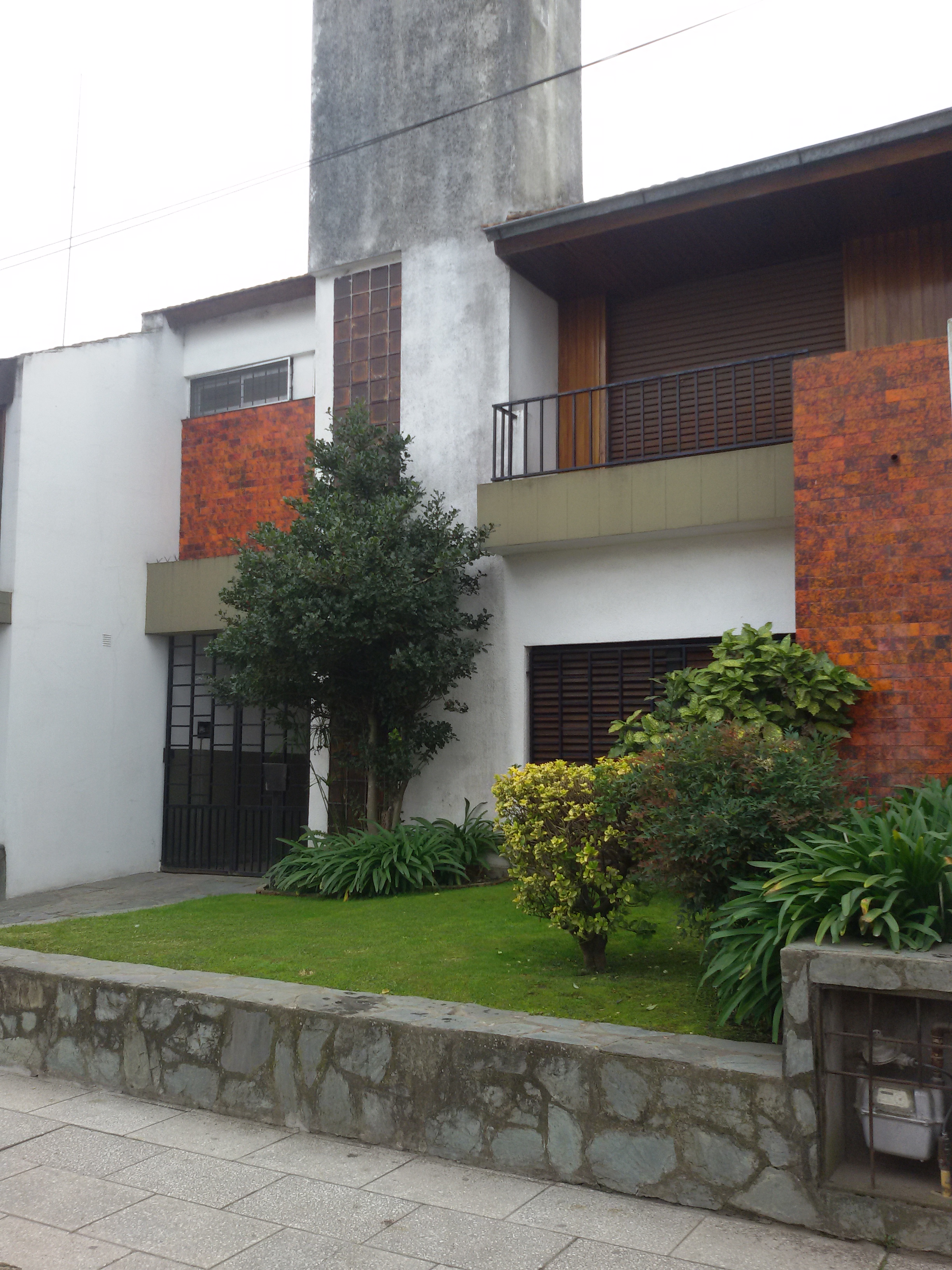 CHALET CENTRICO EN CARLOS PELLEGRINI GRAL RODRIGUEZ