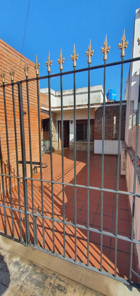 CASA CON TRES DORMITORIOS Y LOCAL EN CALLE SOLANET GRAL RODRIGUEZ