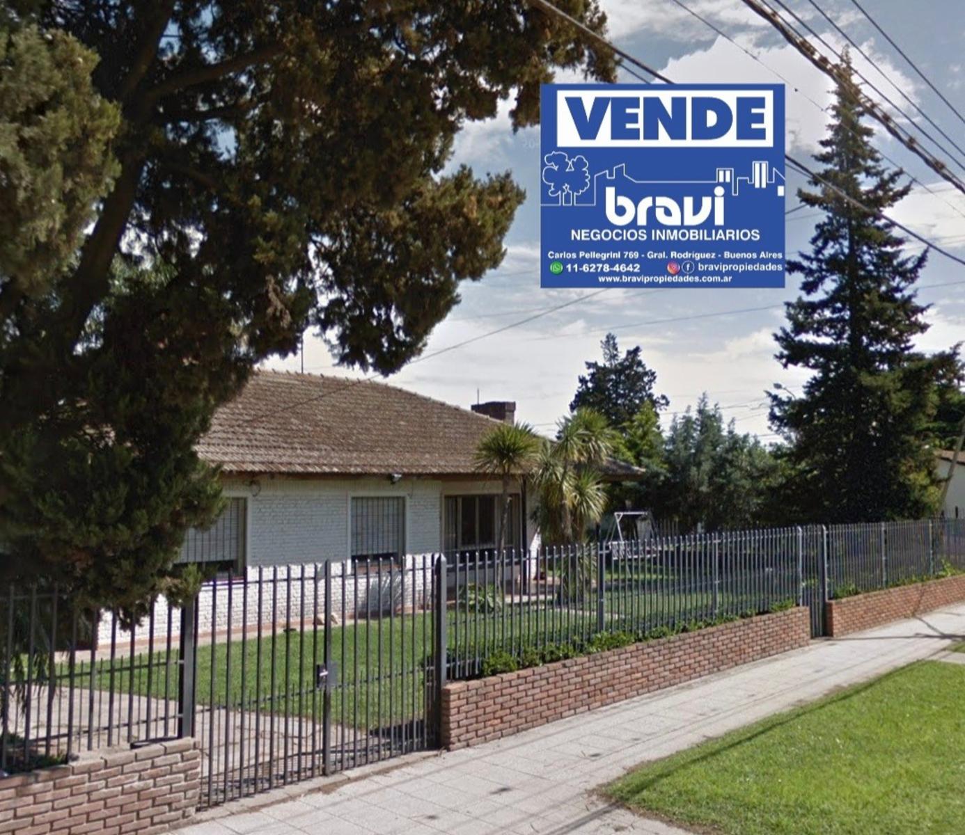 Excelente esquina en Gral Rodriguez Importante Chalet con pileta y Parrilla sobre 870 m2 de terreno. — foto 2
