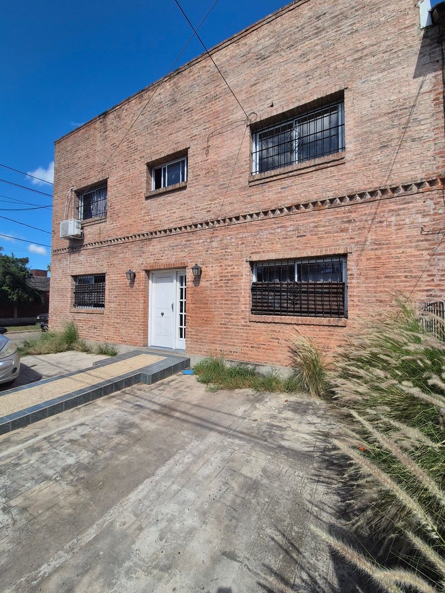 VENTA DEPARTAMENTO DE UN DORMITORIO CON PATIO Ubicado en planta baja, super luminoso, proximo al centro de la ciudad, sin gastos fijos de expensas