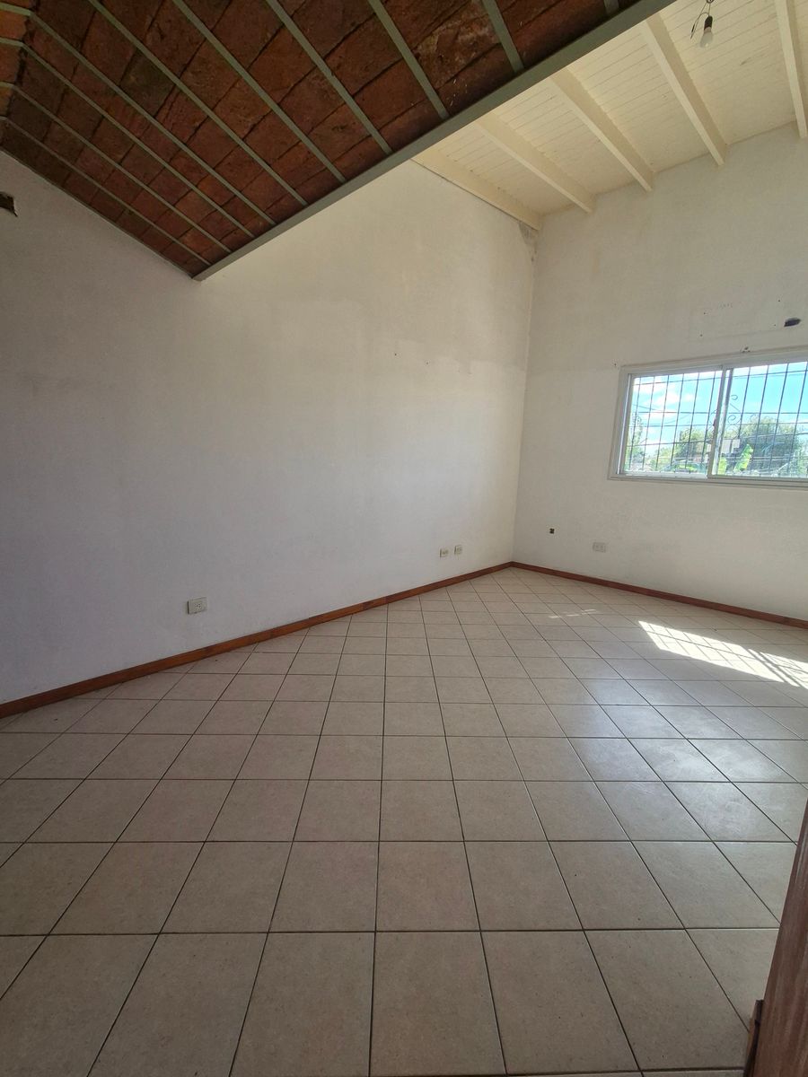 VENTA DEPARTAMENTO DE UN DORMITORIO CON PATIO Ubicado en planta baja, super luminoso, proximo al centro de la ciudad, sin gastos fijos de expensas — foto 4