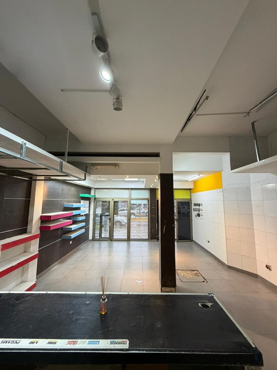 Local Comercial en Av. Italia N° 665 - 7