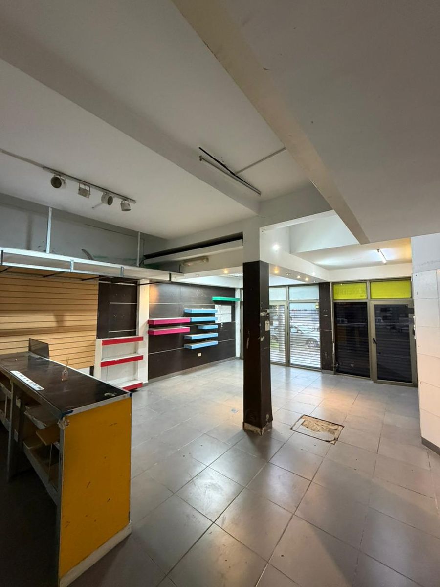 Local Comercial en Av. Italia N° 665 - 8