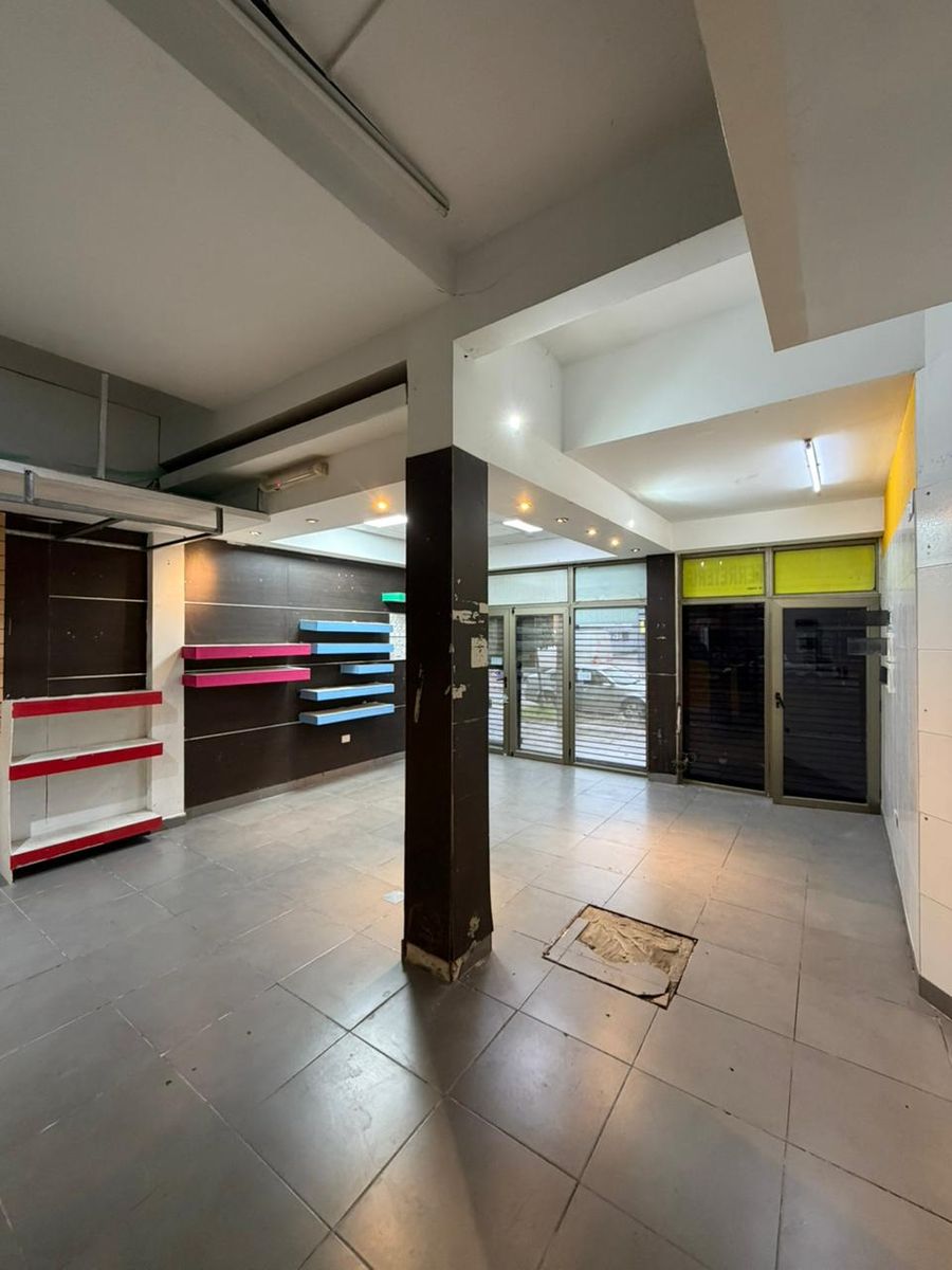 Local Comercial en Av. Italia N° 665 - 10