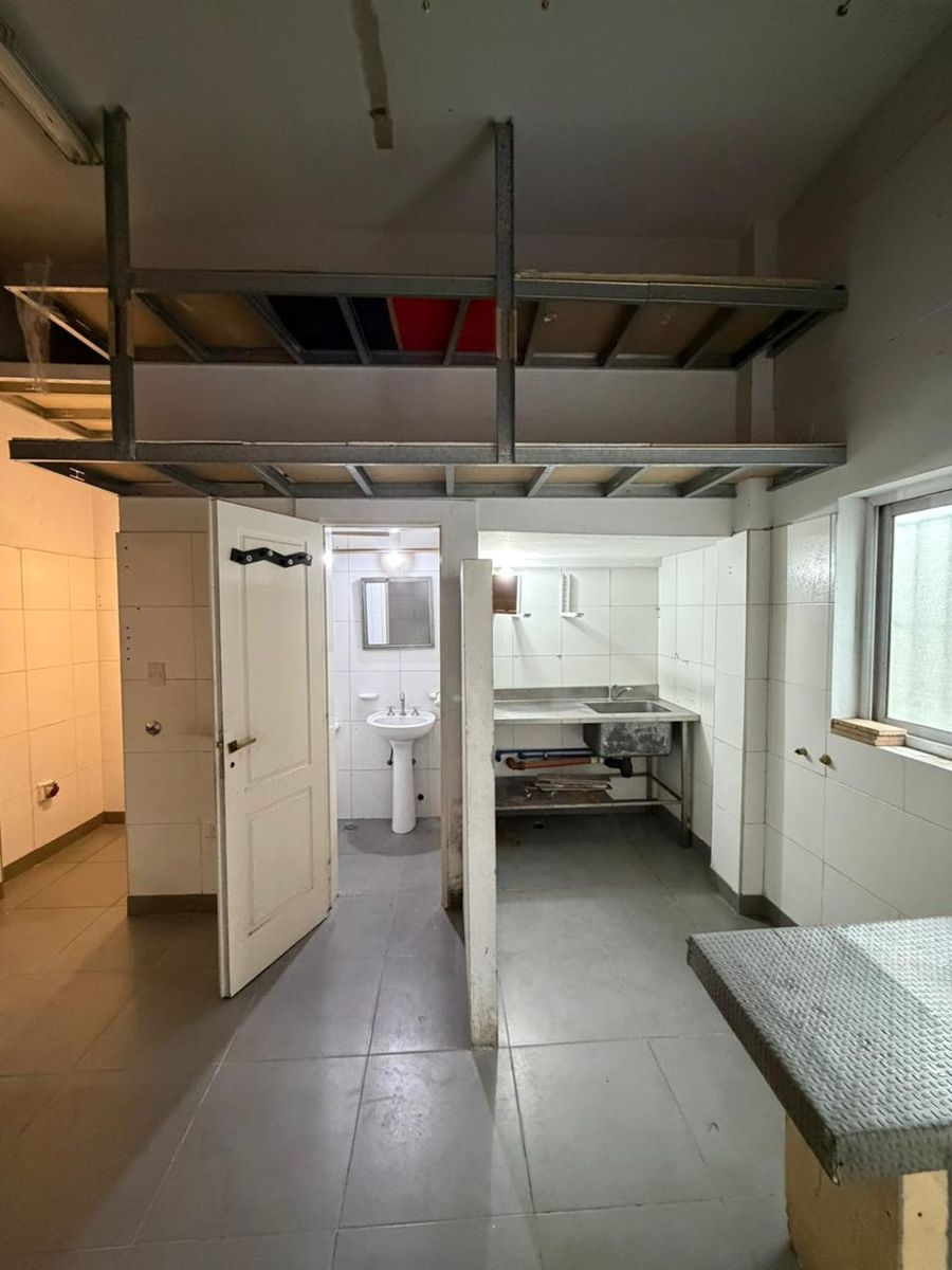Local Comercial en Av. Italia N° 665 - 11