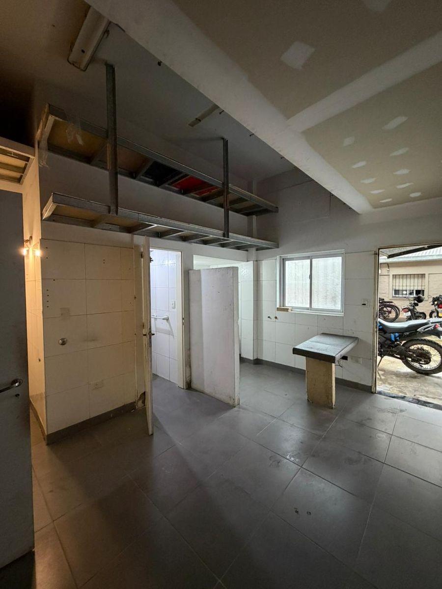 Local Comercial en Av. Italia N° 665 - 12