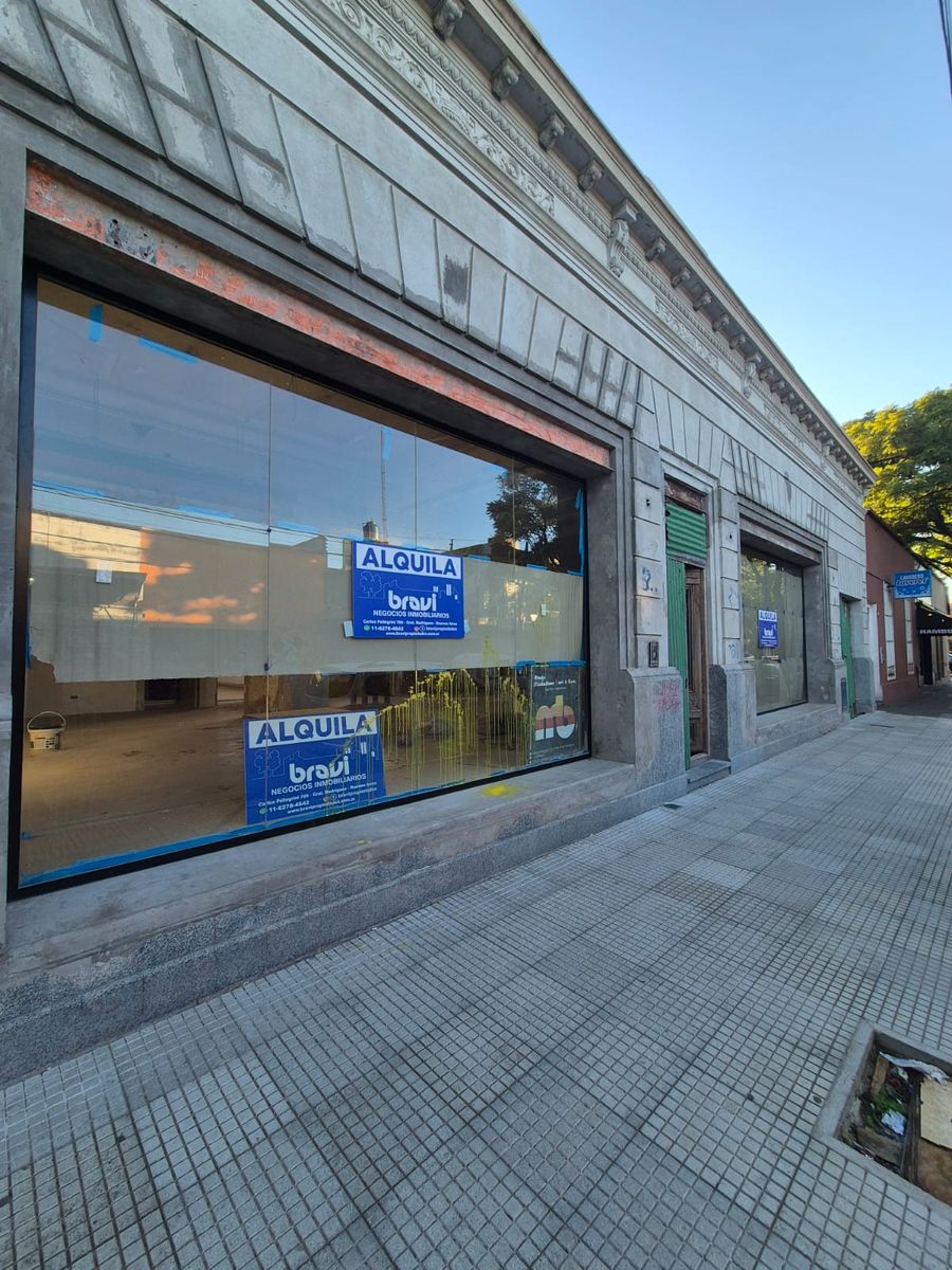 Amplio Local Comercial en Carlos Pellegrini 860 - 1