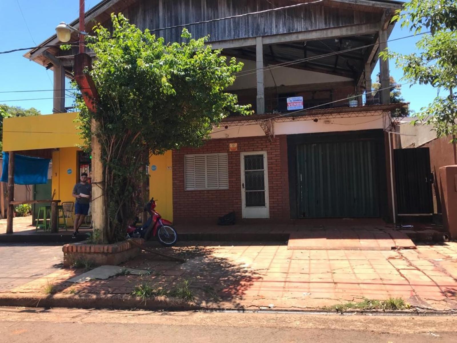 Propiedad con departamentos y local comercial - 1