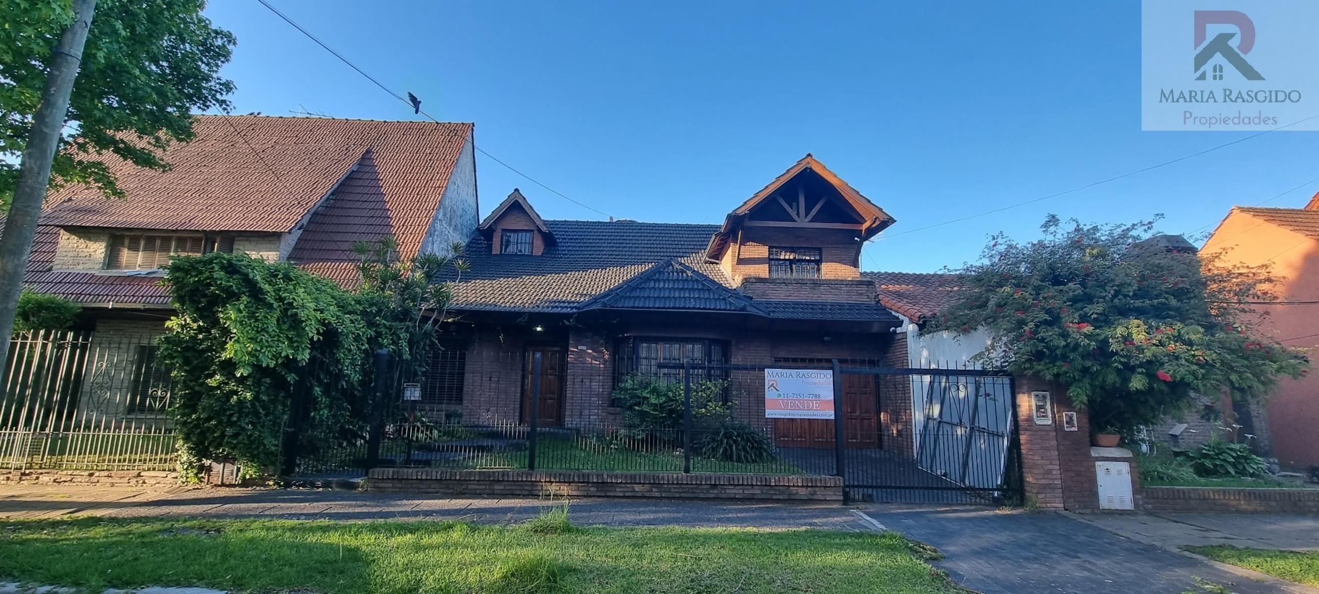 Importante Propiedad en exclusiva zona de Castelar Norte con 3 habitaciones con baños en suite mas otros 2 baños. Gran parque con piscina. Garaje pasante para 3 autos. — foto 2