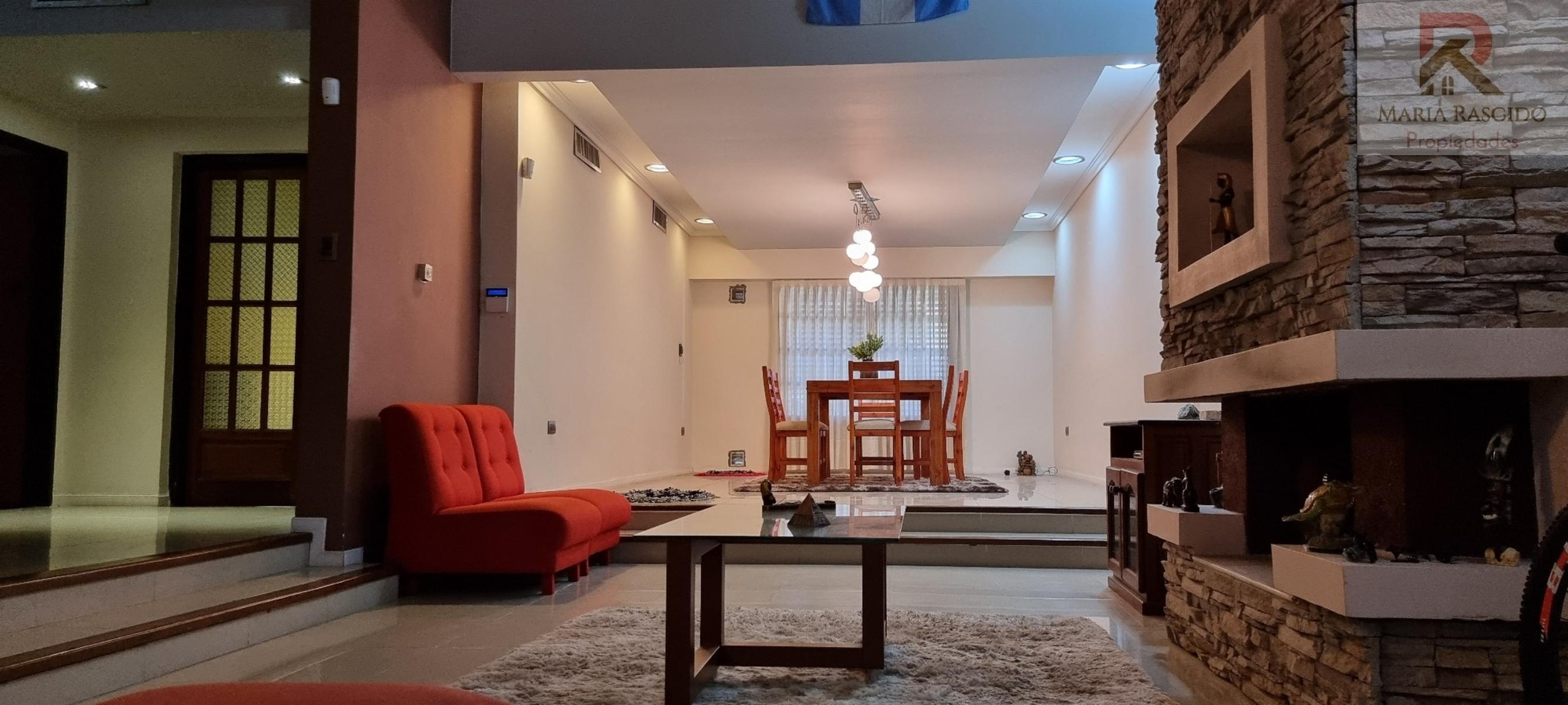 Importante Propiedad en exclusiva zona de Castelar Norte con 3 habitaciones con baños en suite mas otros 2 baños. Gran parque con piscina. Garaje pasante para 3 autos. — foto 3