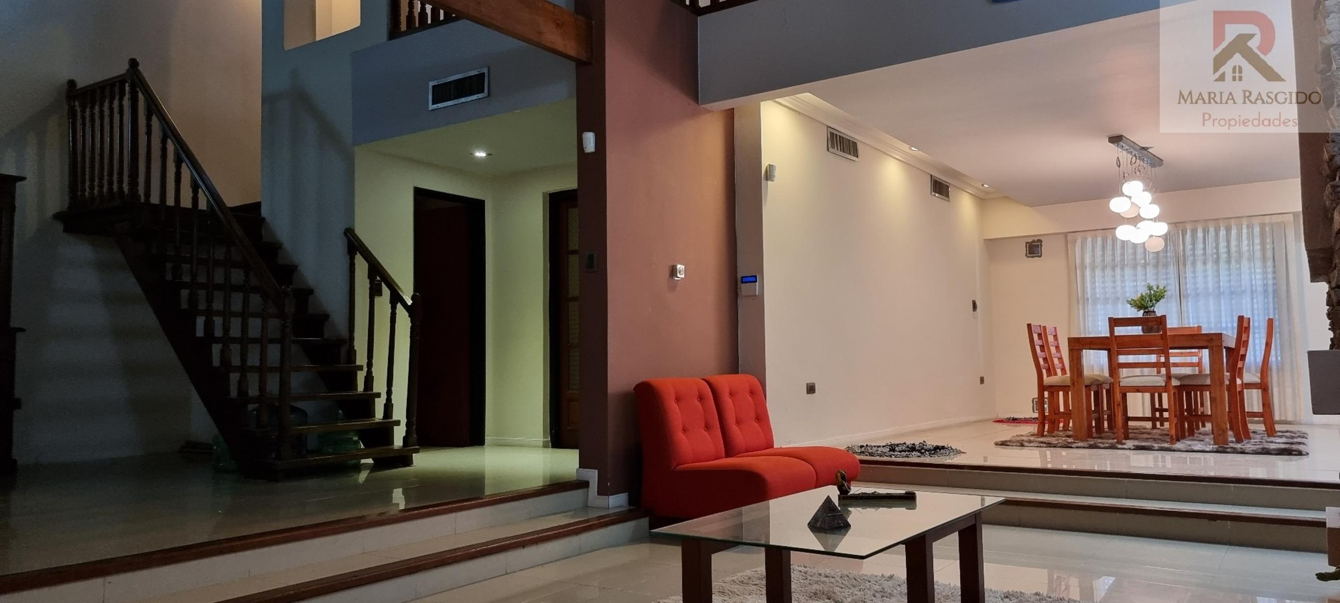 Importante Propiedad en exclusiva zona de Castelar Norte con 3 habitaciones con baños en suite mas otros 2 baños. Gran parque con piscina. Garaje pasante para 3 autos. — foto 4