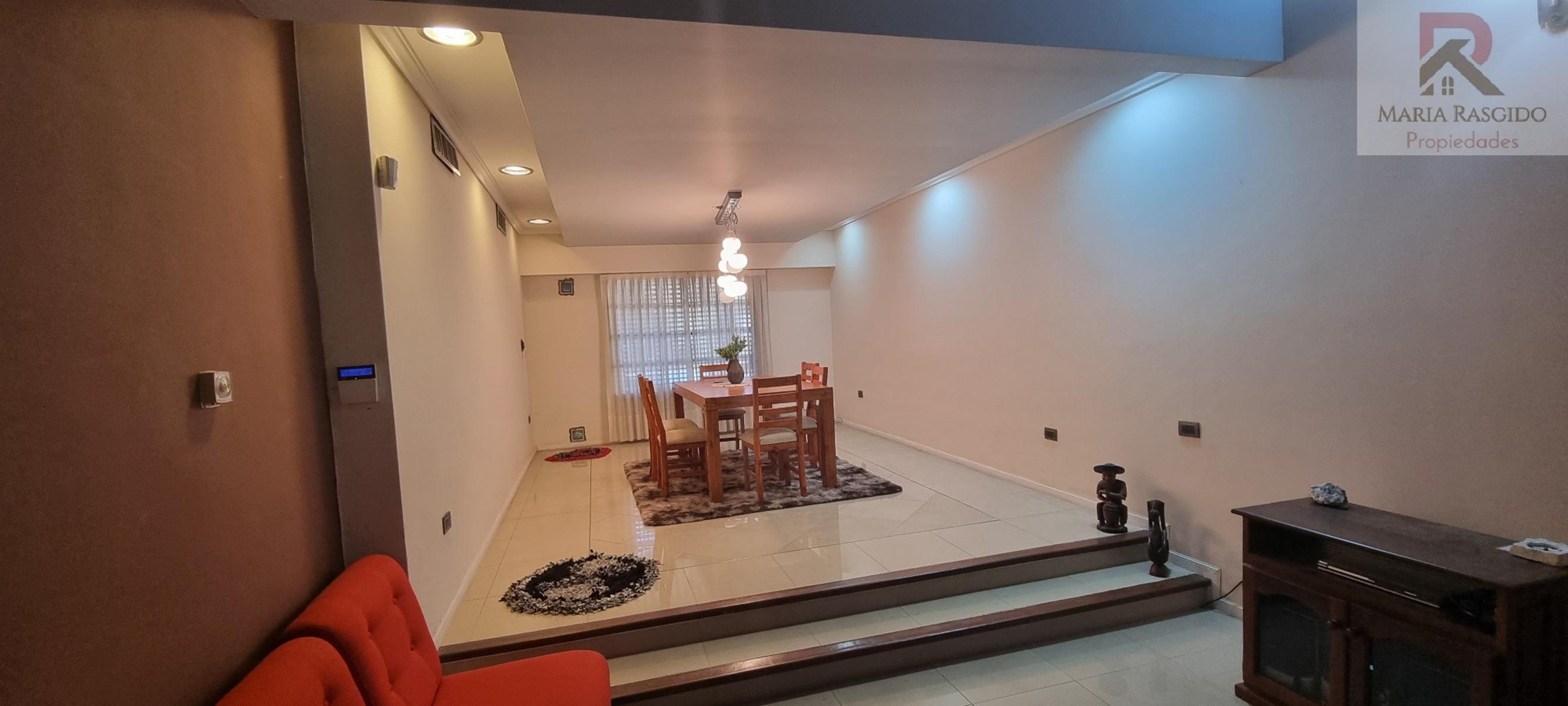 Importante Propiedad en exclusiva zona de Castelar Norte con 3 habitaciones con baños en suite mas otros 2 baños. Gran parque con piscina. Garaje pasante para 3 autos. — foto 5