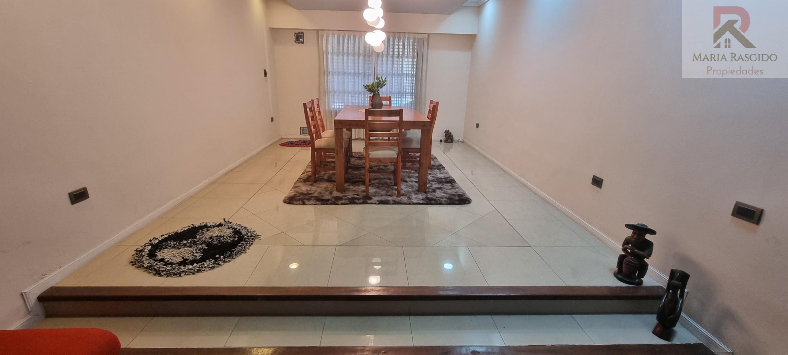 Importante Propiedad en exclusiva zona de Castelar Norte con 3 habitaciones con baños en suite mas otros 2 baños. Gran parque con piscina. Garaje pasante para 3 autos. — foto 6