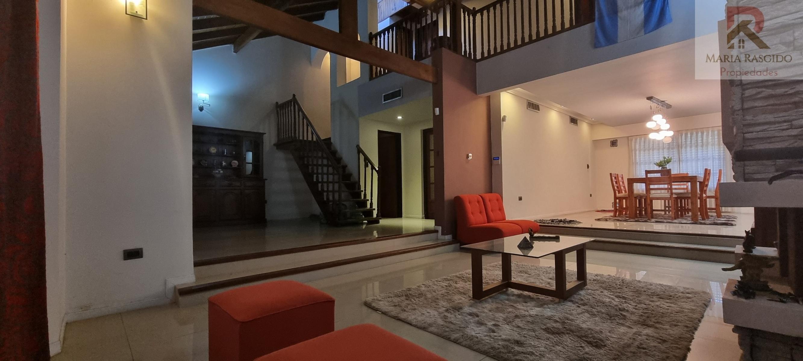 Importante Propiedad en exclusiva zona de Castelar Norte con 3 habitaciones con baños en suite mas otros 2 baños. Gran parque con piscina. Garaje pasante para 3 autos. — foto 7