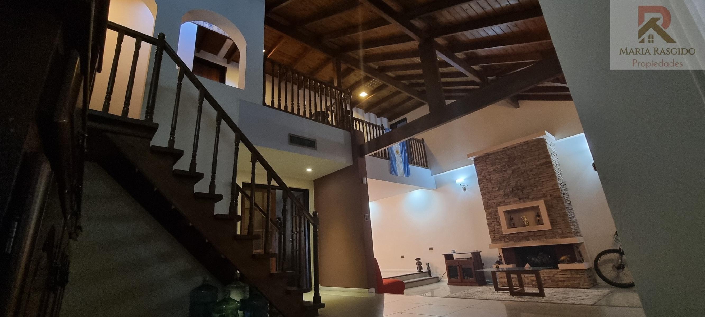 Importante Propiedad en exclusiva zona de Castelar Norte con 3 habitaciones con baños en suite mas otros 2 baños. Gran parque con piscina. Garaje pasante para 3 autos. — foto 8