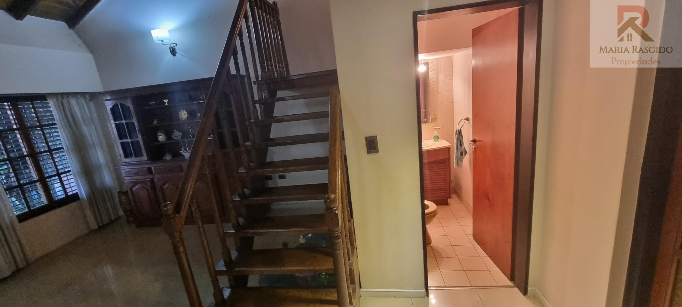 Importante Propiedad en exclusiva zona de Castelar Norte con 3 habitaciones con baños en suite mas otros 2 baños. Gran parque con piscina. Garaje pasante para 3 autos. — foto 9