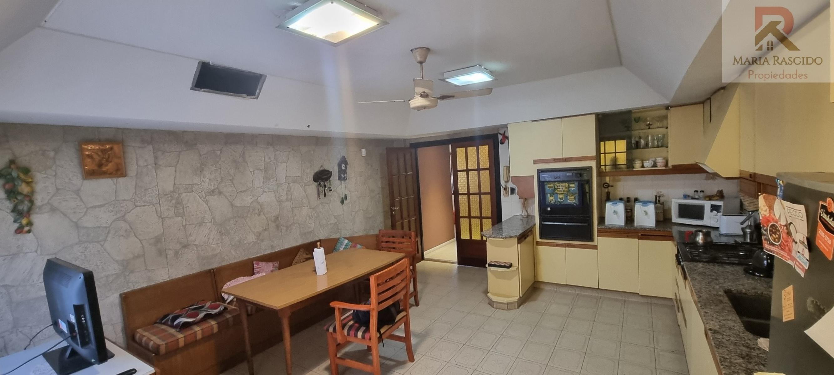 Importante Propiedad en exclusiva zona de Castelar Norte con 3 habitaciones con baños en suite mas otros 2 baños. Gran parque con piscina. Garaje pasante para 3 autos. — foto 10