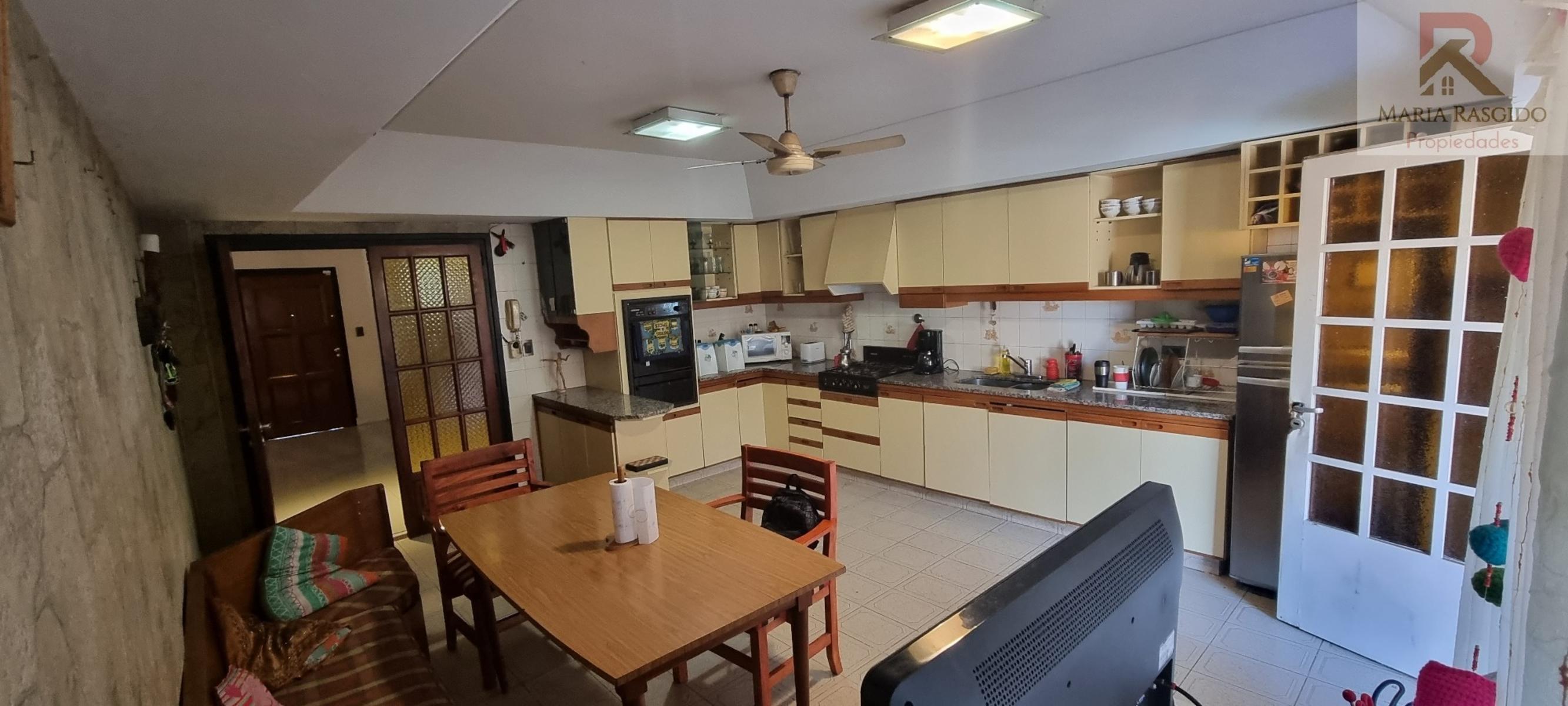 Importante Propiedad en exclusiva zona de Castelar Norte con 3 habitaciones con baños en suite mas otros 2 baños. Gran parque con piscina. Garaje pasante para 3 autos. — foto 11