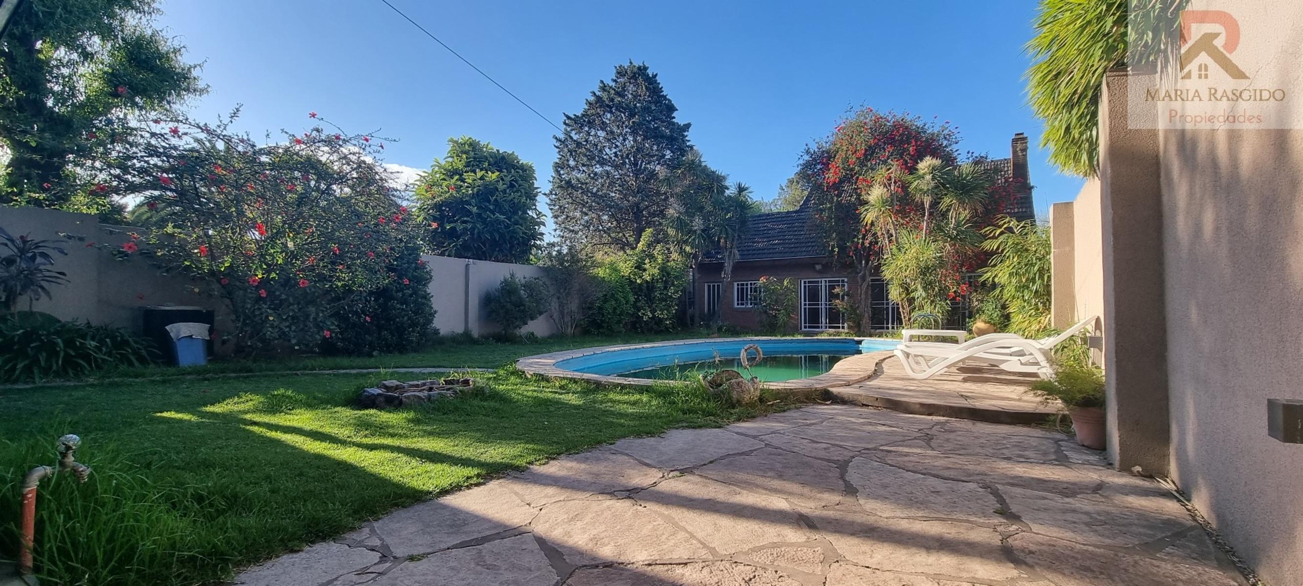 Importante Propiedad en exclusiva zona de Castelar Norte con 3 habitaciones con baños en suite mas otros 2 baños. Gran parque con piscina. Garaje pasante para 3 autos. — foto 12