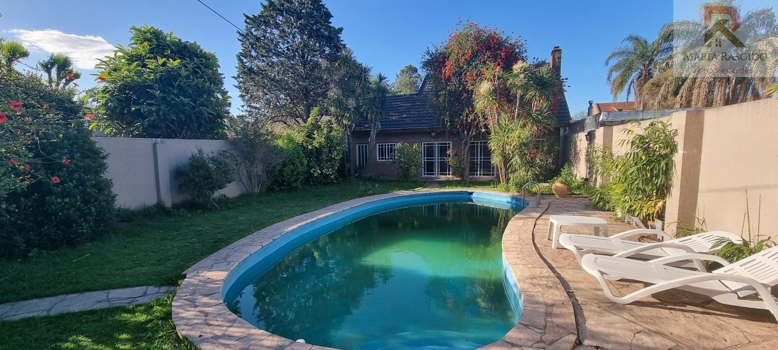 Importante Propiedad en exclusiva zona de Castelar Norte con 3 habitaciones con baños en suite mas otros 2 baños. Gran parque con piscina. Garaje pasante para 3 autos. — foto 13