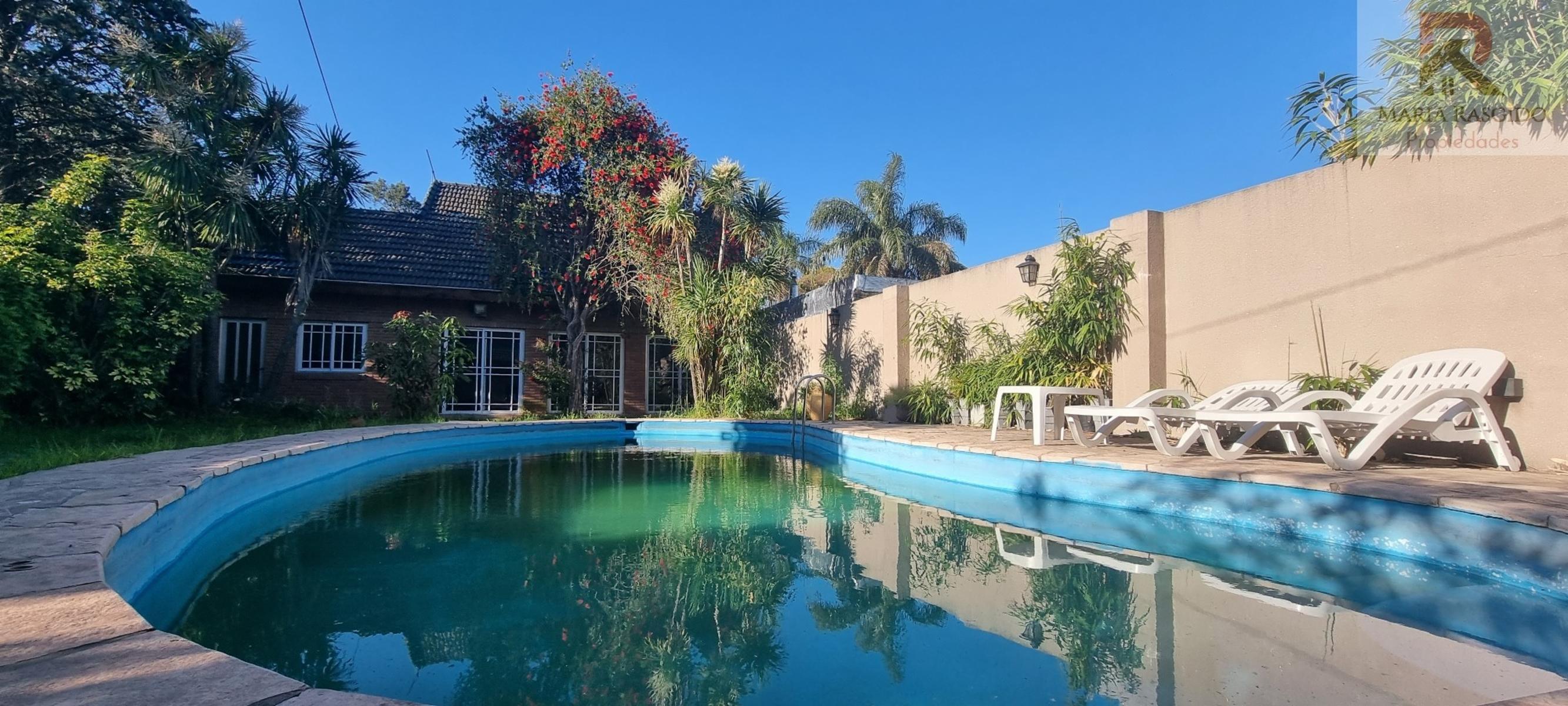 Importante Propiedad en exclusiva zona de Castelar Norte con 3 habitaciones con baños en suite mas otros 2 baños. Gran parque con piscina. Garaje pasante para 3 autos. — foto 14