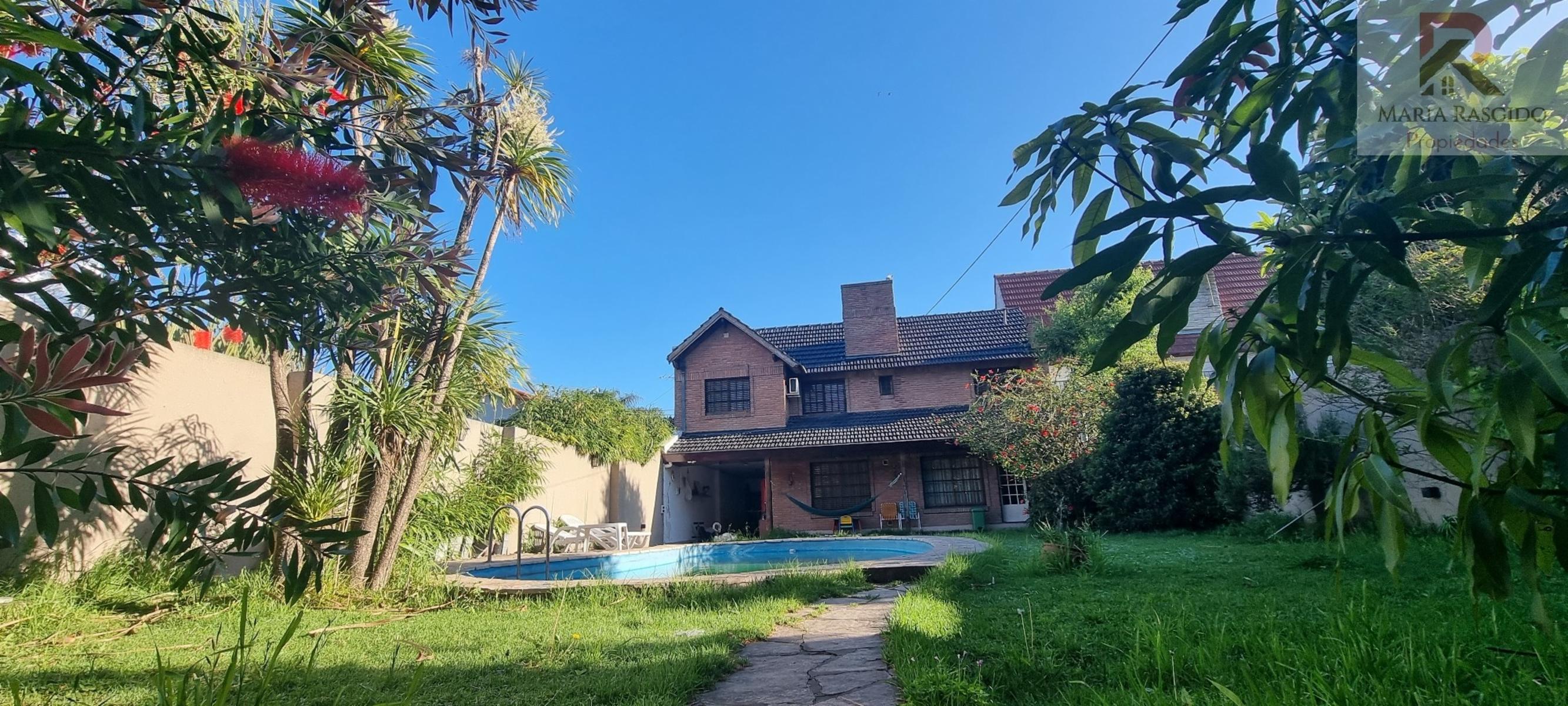 Importante Propiedad en exclusiva zona de Castelar Norte con 3 habitaciones con baños en suite mas otros 2 baños. Gran parque con piscina. Garaje pasante para 3 autos. — foto 15