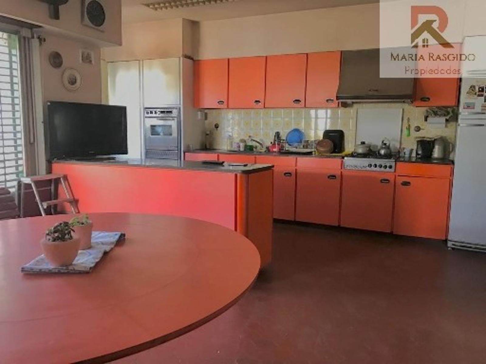 Casa ubicada en excelente zona de Castelar Norte en Parque Costa con 4 habitaciones y 2 baños — foto 3