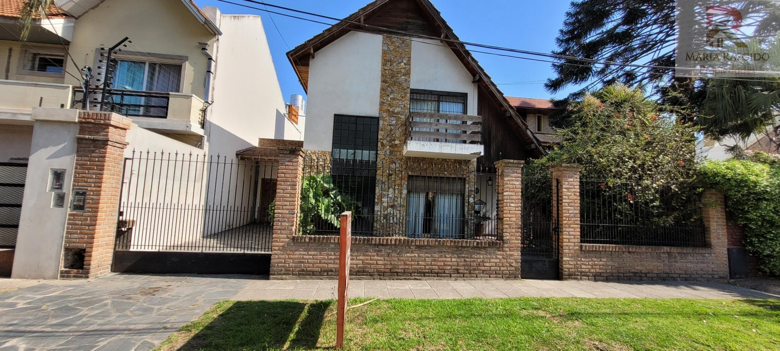 Casa ubicada en inmejorable zona de Castelar Norte. Cerca de los colegios más importantes de la zona, Inmaculada y Sagrado Corazón.
