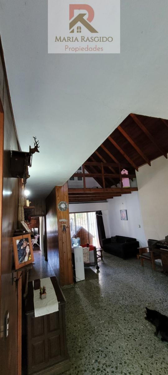 Casa ubicada en inmejorable zona de Castelar Norte. Cerca de los colegios más importantes de la zona, Inmaculada y Sagrado Corazón. — foto 2