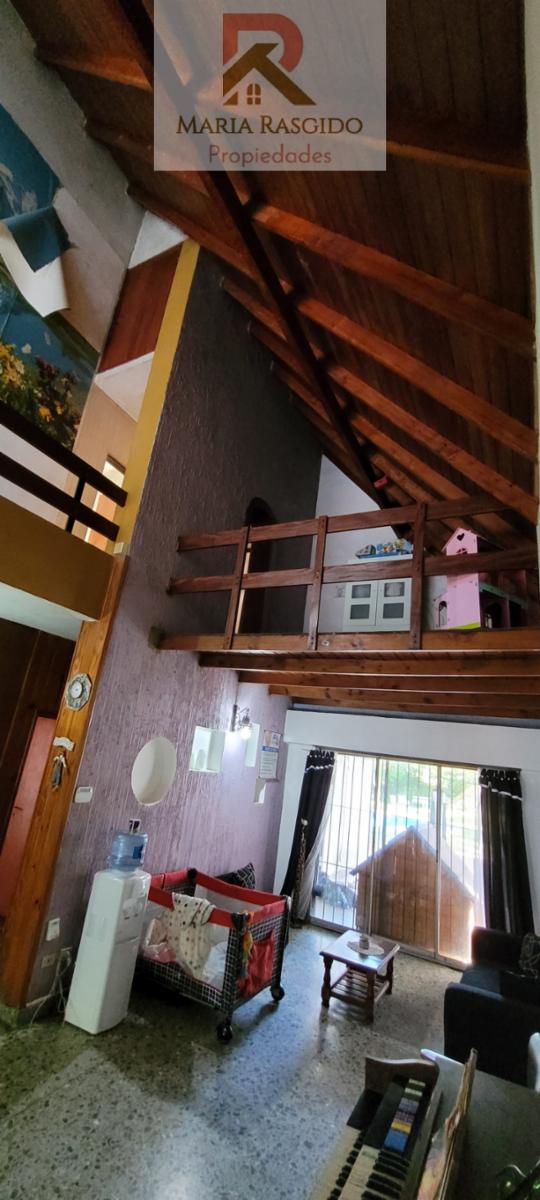 Casa ubicada en inmejorable zona de Castelar Norte. Cerca de los colegios más importantes de la zona, Inmaculada y Sagrado Corazón. — foto 3