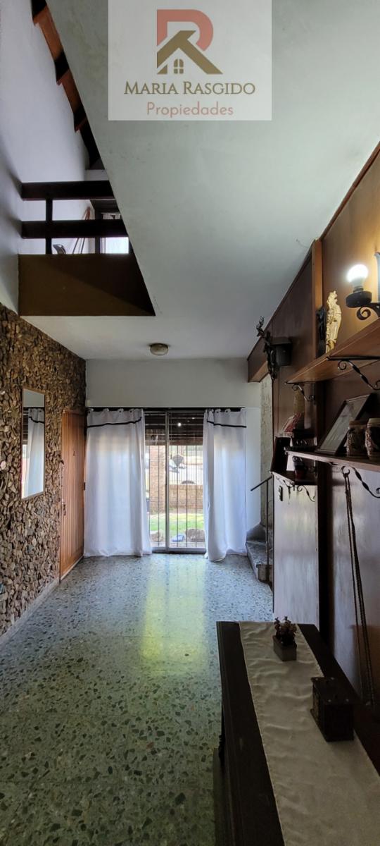 Casa ubicada en inmejorable zona de Castelar Norte. Cerca de los colegios más importantes de la zona, Inmaculada y Sagrado Corazón. — foto 4