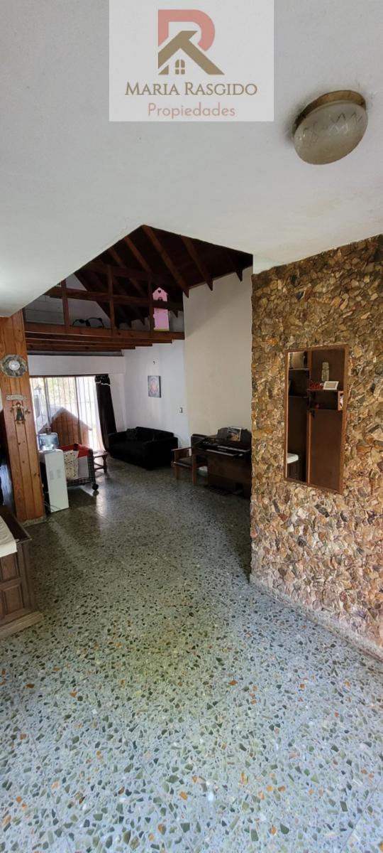 Casa ubicada en inmejorable zona de Castelar Norte. Cerca de los colegios más importantes de la zona, Inmaculada y Sagrado Corazón. — foto 5