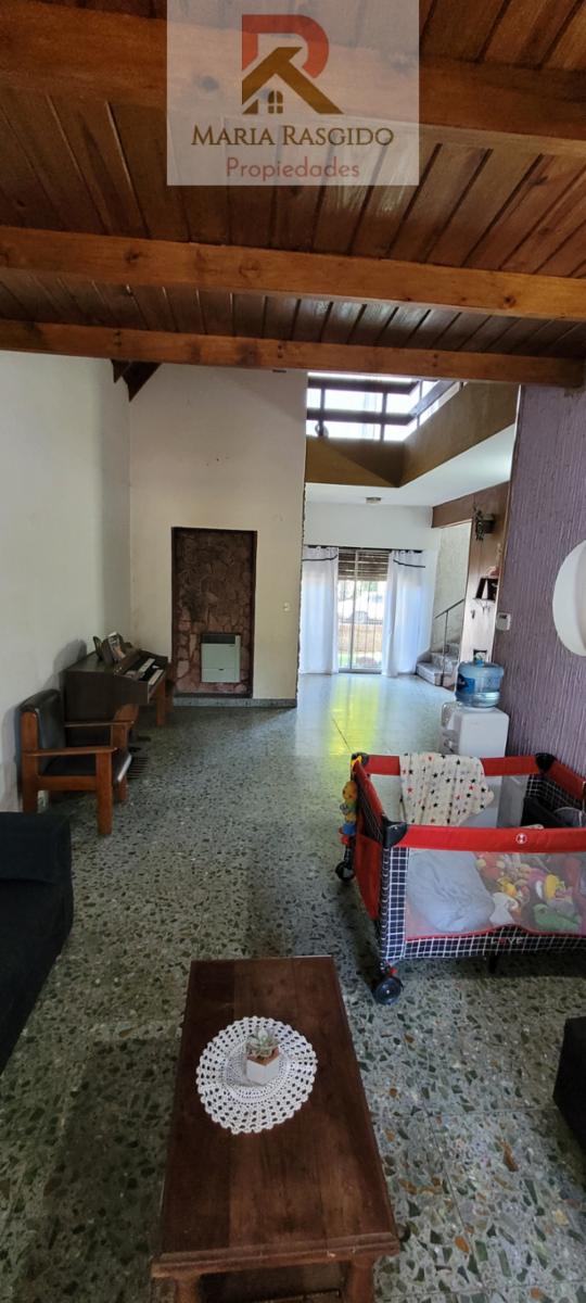 Casa ubicada en inmejorable zona de Castelar Norte. Cerca de los colegios más importantes de la zona, Inmaculada y Sagrado Corazón. — foto 6