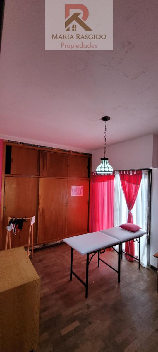 Casa ubicada en inmejorable zona de Castelar Norte. Cerca de los colegios más importantes de la zona, Inmaculada y Sagrado Corazón. — foto 7