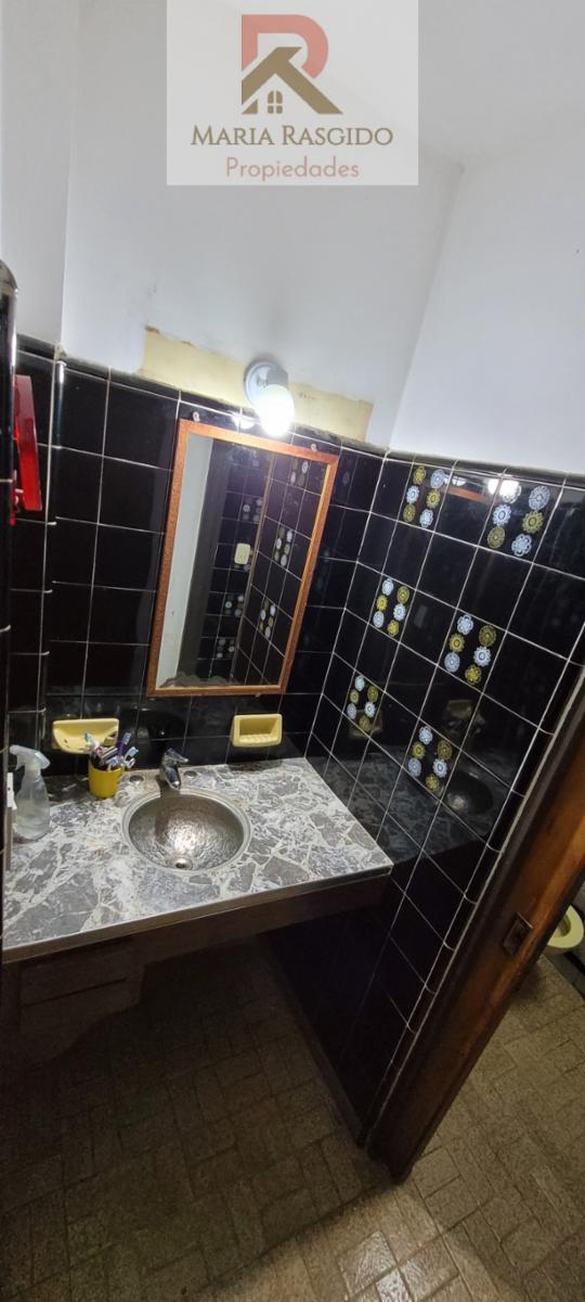 Casa ubicada en inmejorable zona de Castelar Norte. Cerca de los colegios más importantes de la zona, Inmaculada y Sagrado Corazón. — foto 8
